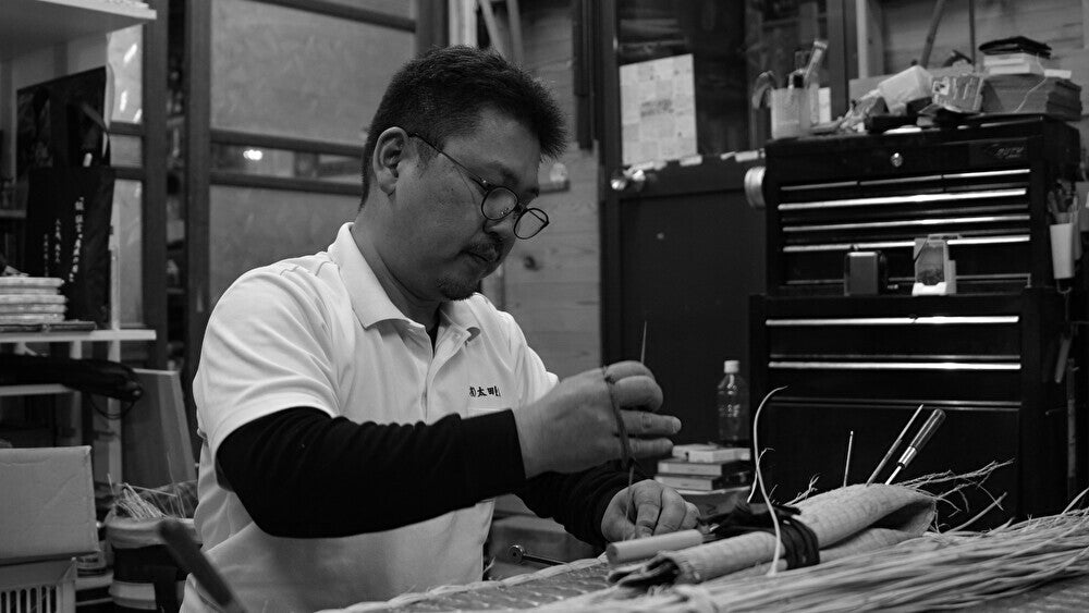 Master Shigeki Ohta stitching Kyoto tatami mats by hand, showcasing authentic Japanese traditional crafts and precision curated by Suigenkyo.