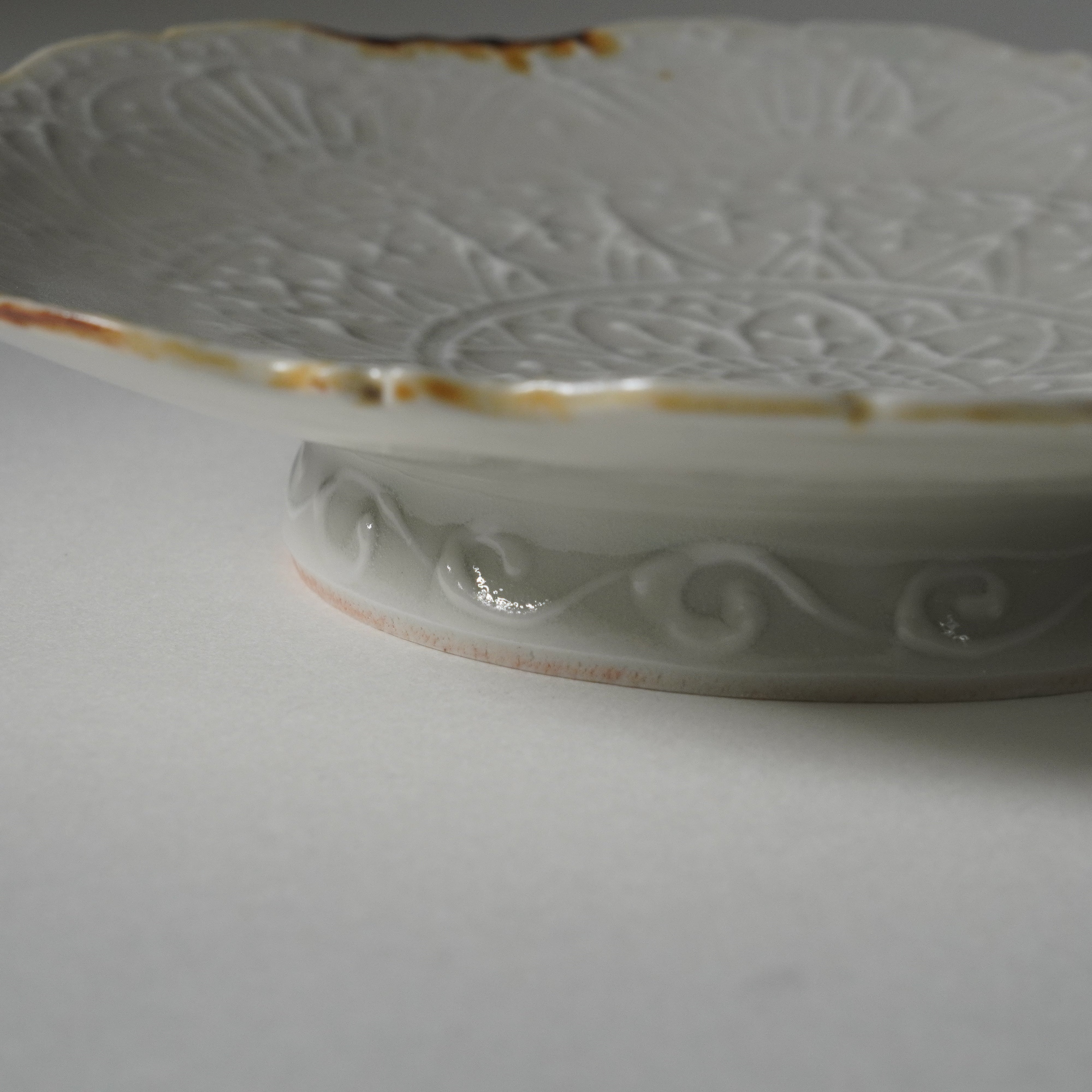 Pedestal Plate / Ash Blue / Scalloped / 18cm