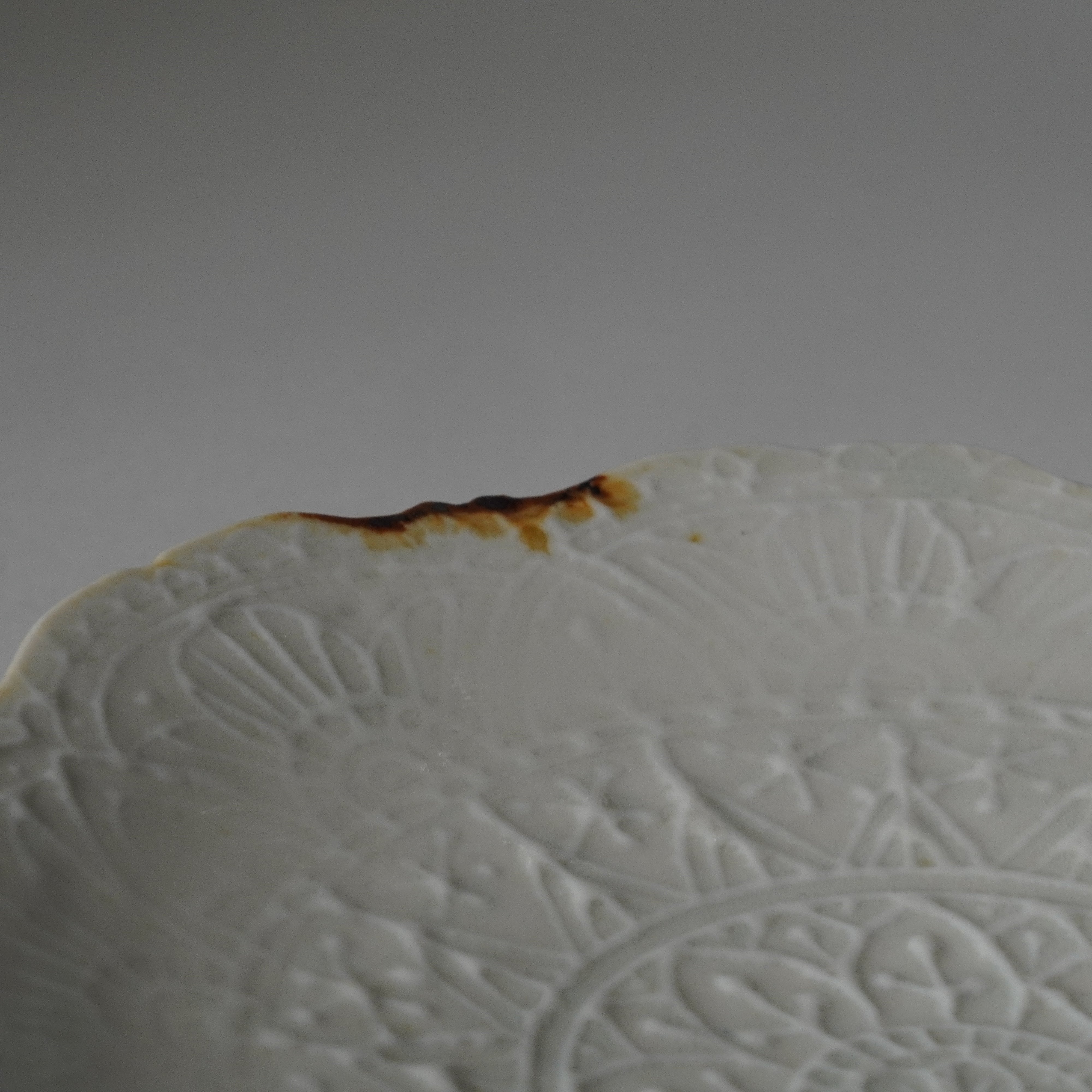Pedestal Plate / Ash Blue / Scalloped / 18cm