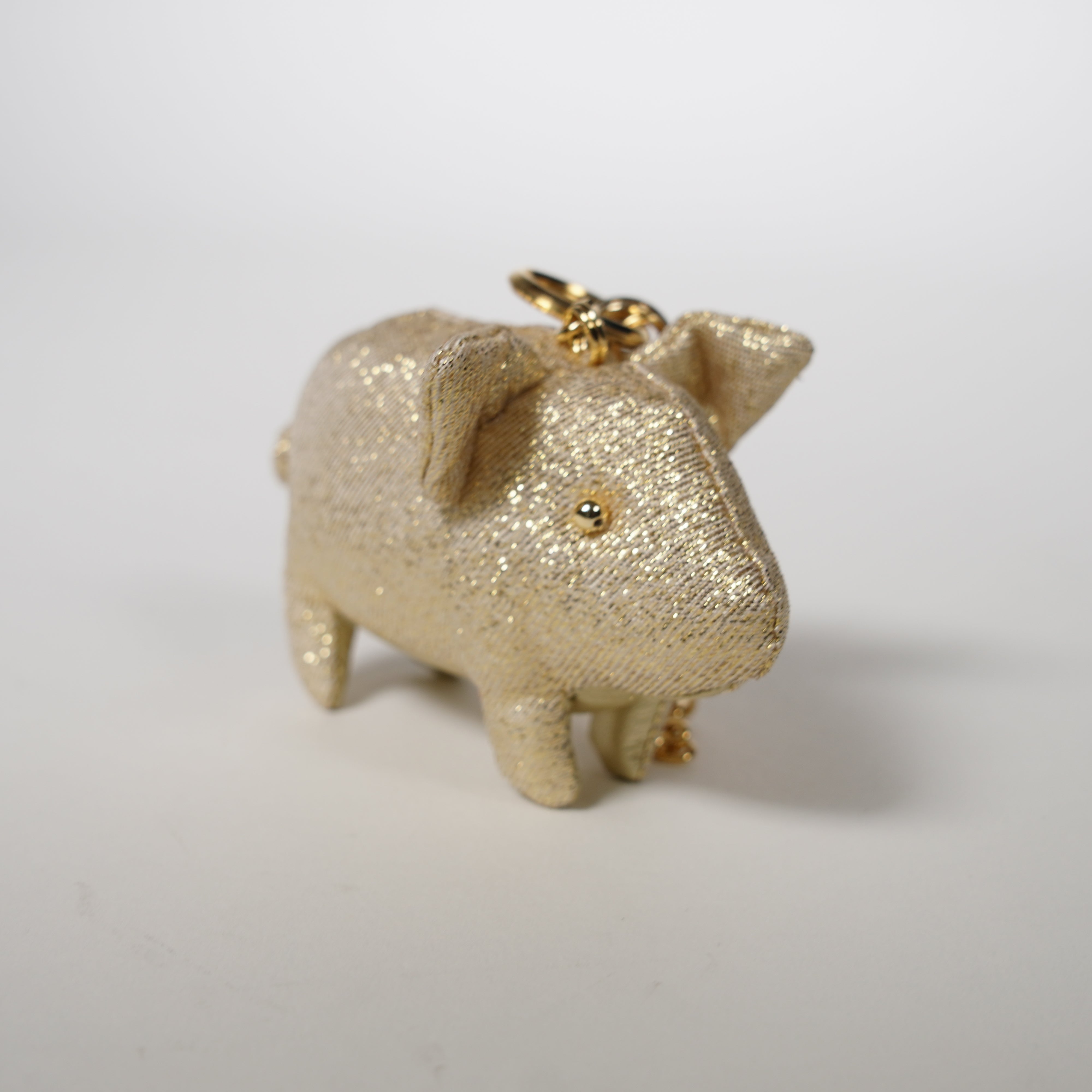 Hilo de oro / encanto de cerdo dorado