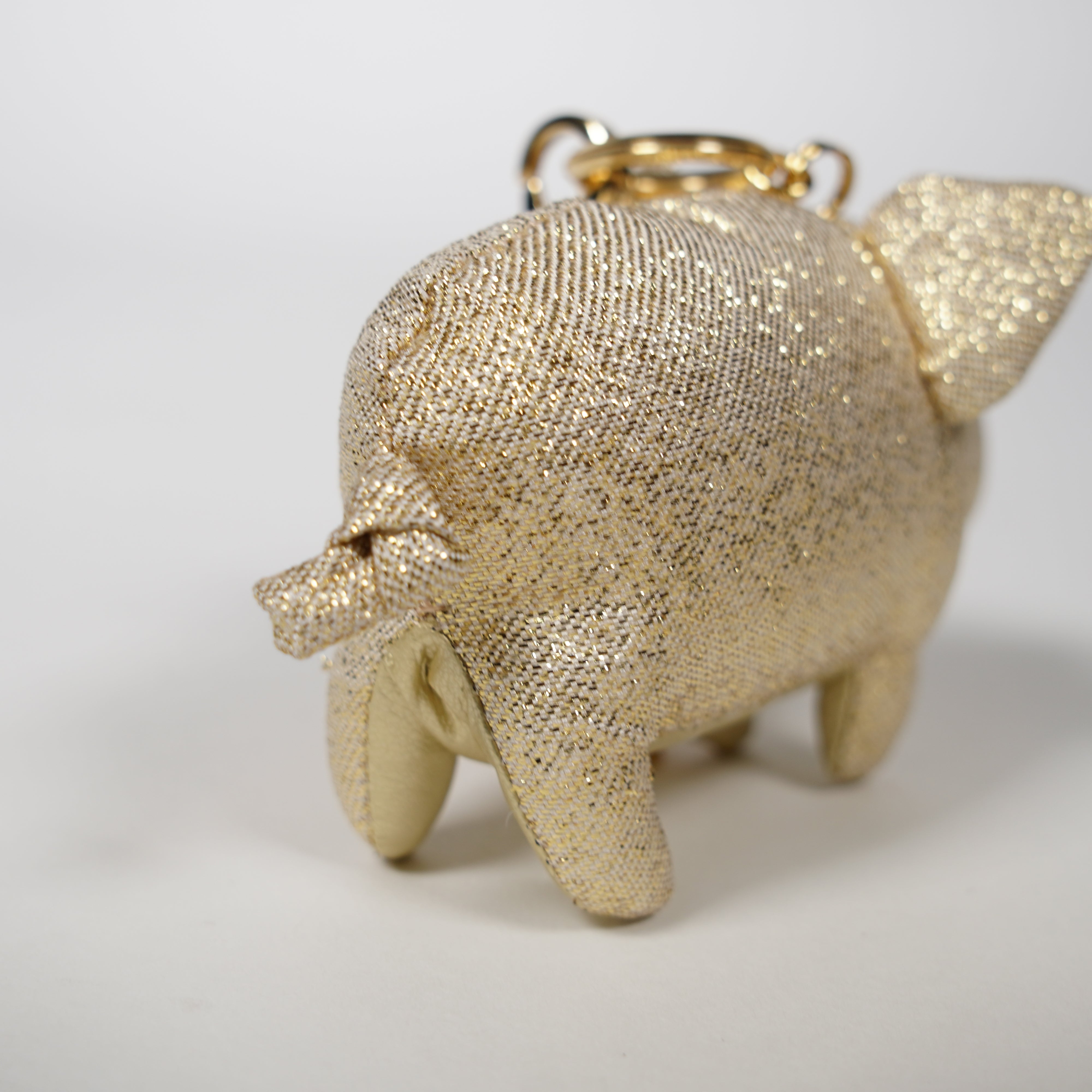 Hilo de oro / encanto de cerdo dorado