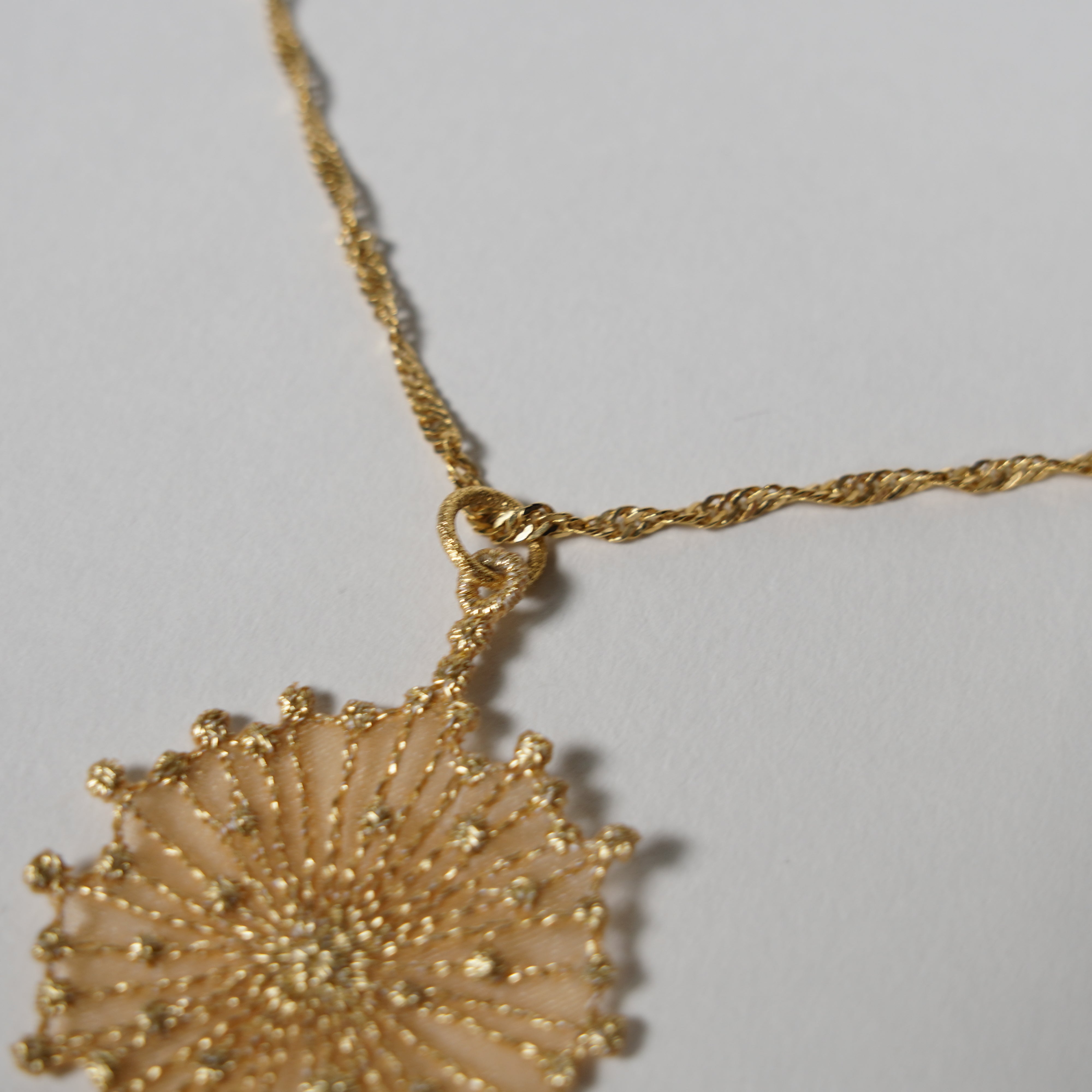 Collier de fil d'or / broderie / feu d'artifice