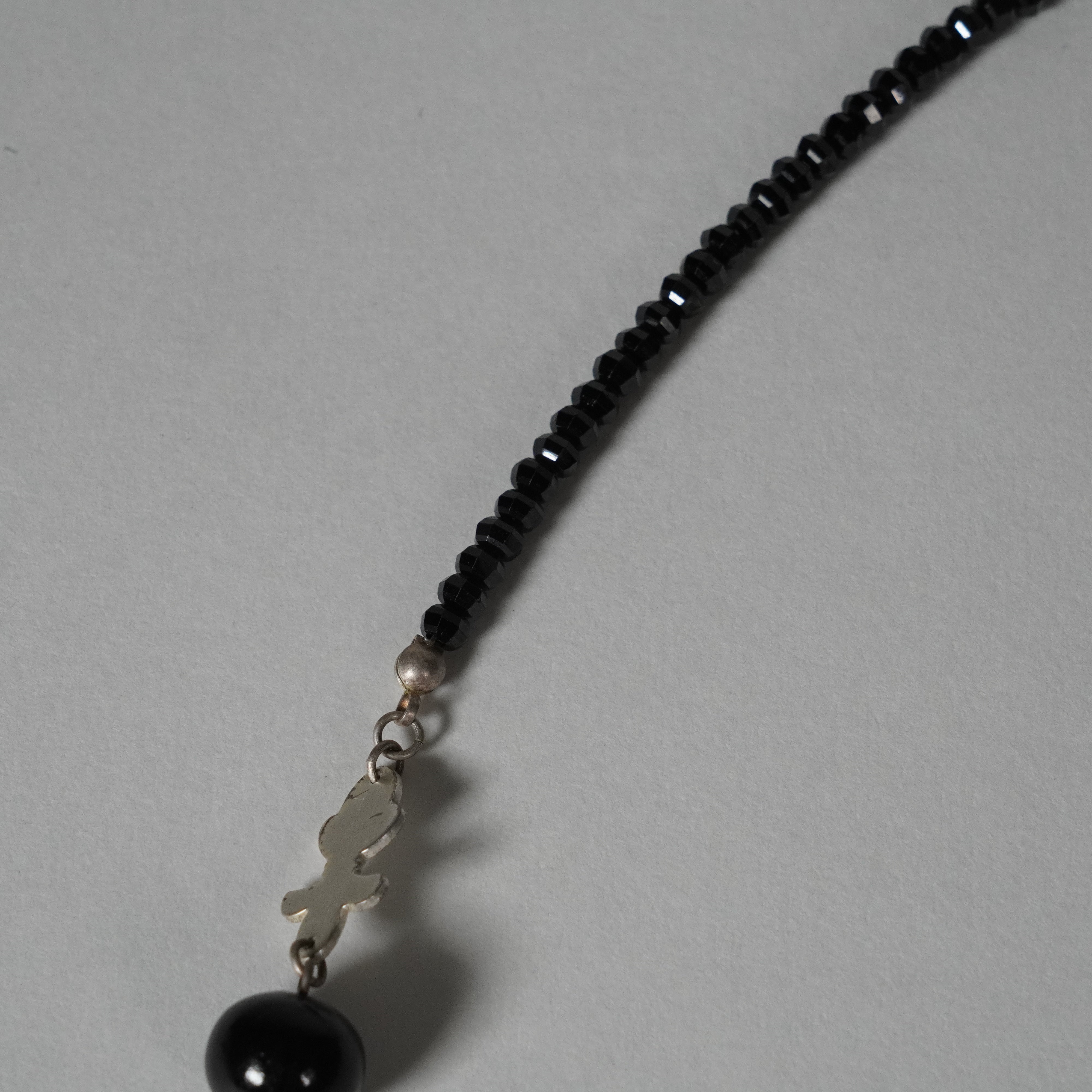 Collier / arabesque / spinelle noir