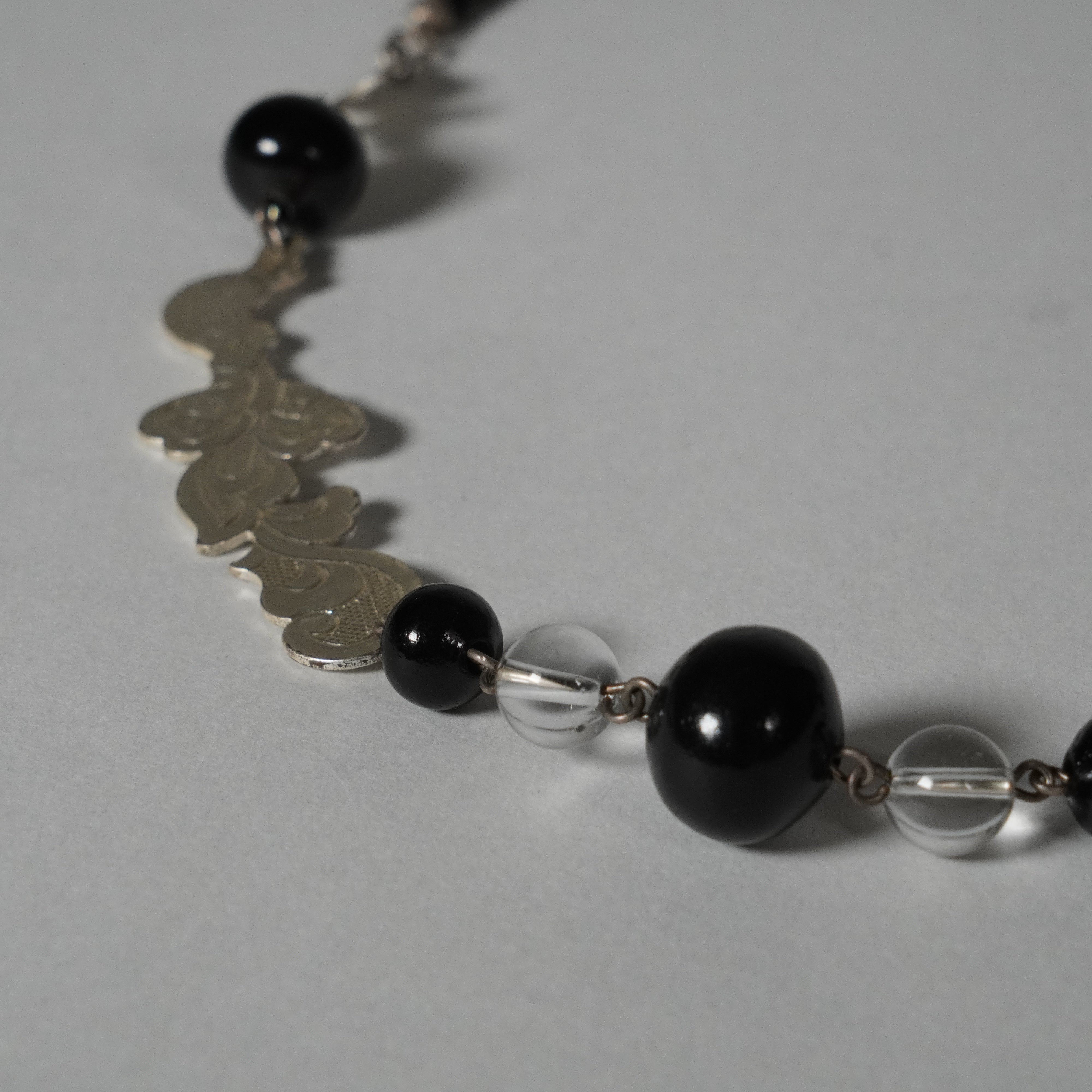 Collier / arabesque / spinelle noir