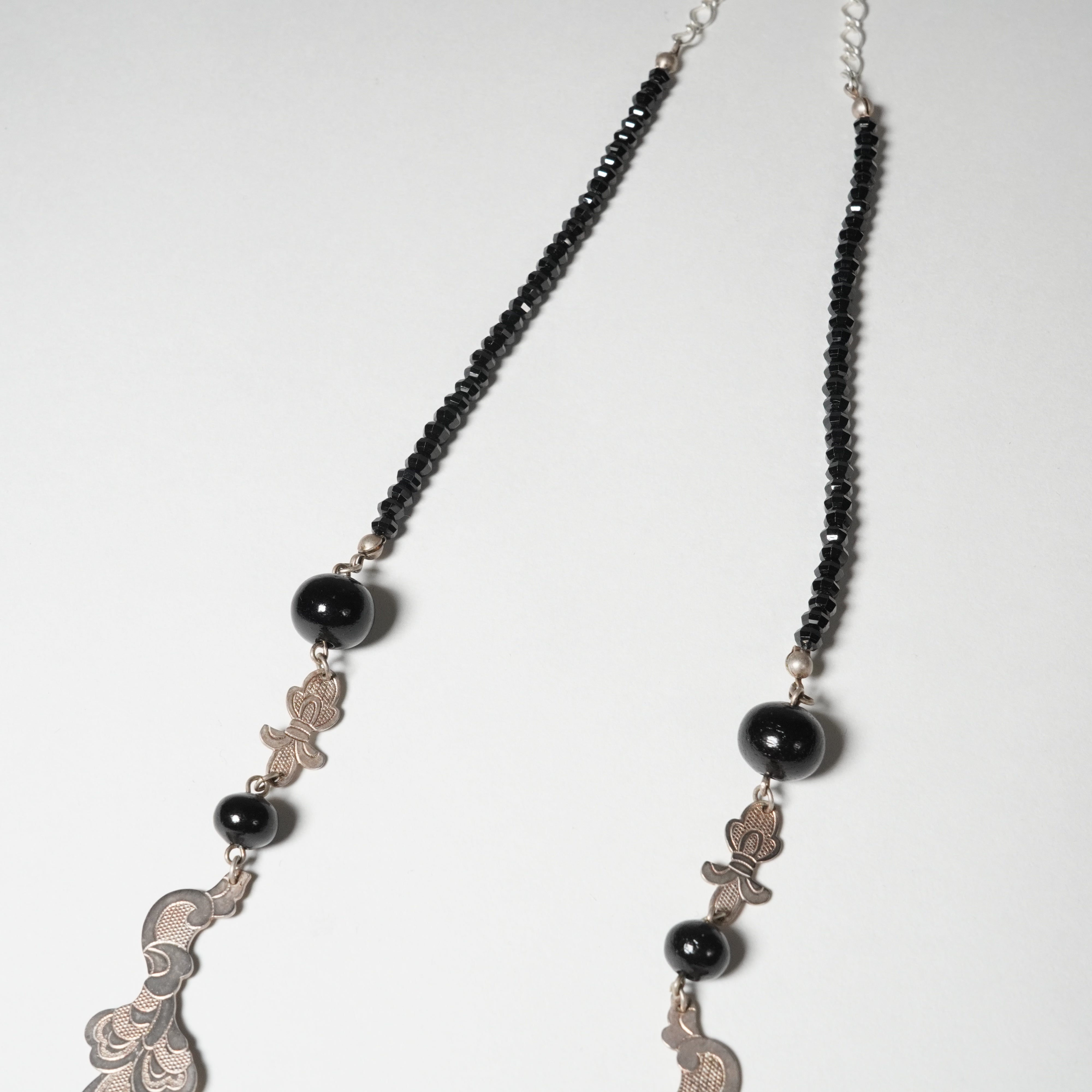 Collier / arabesque / spinelle noir