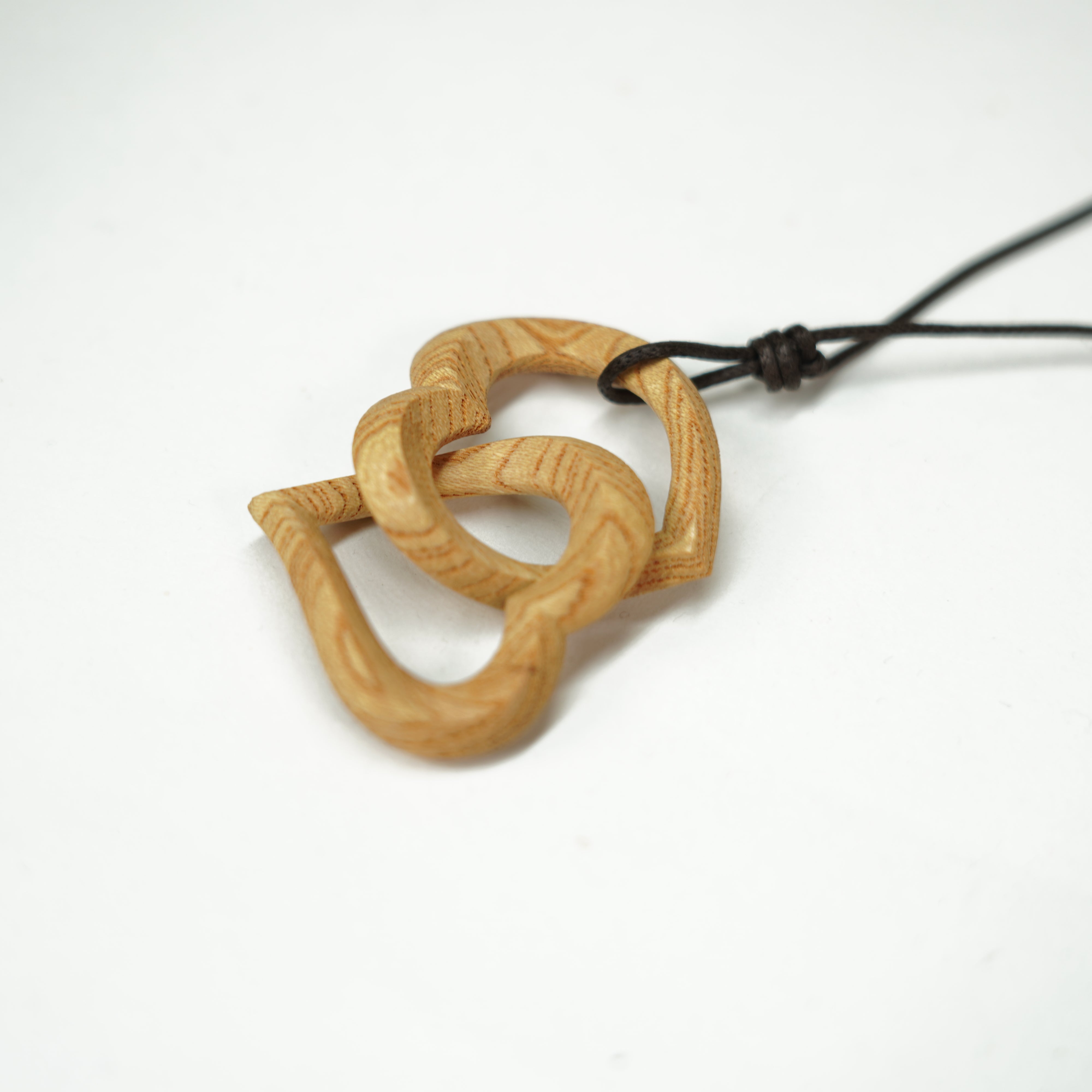 Collana / cuore intagliato in legno 1