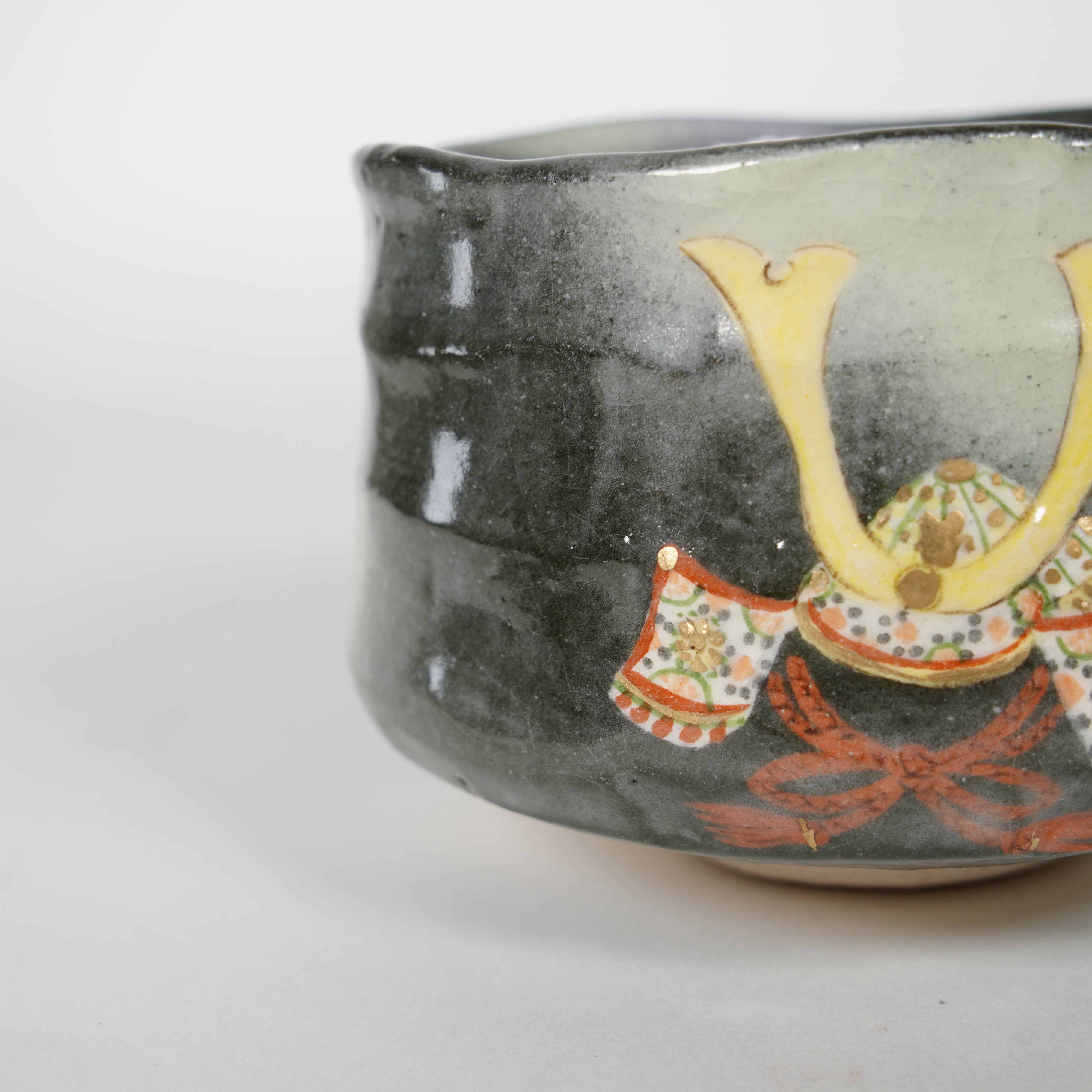 Cerámica raku / tazón de té / casco samurai