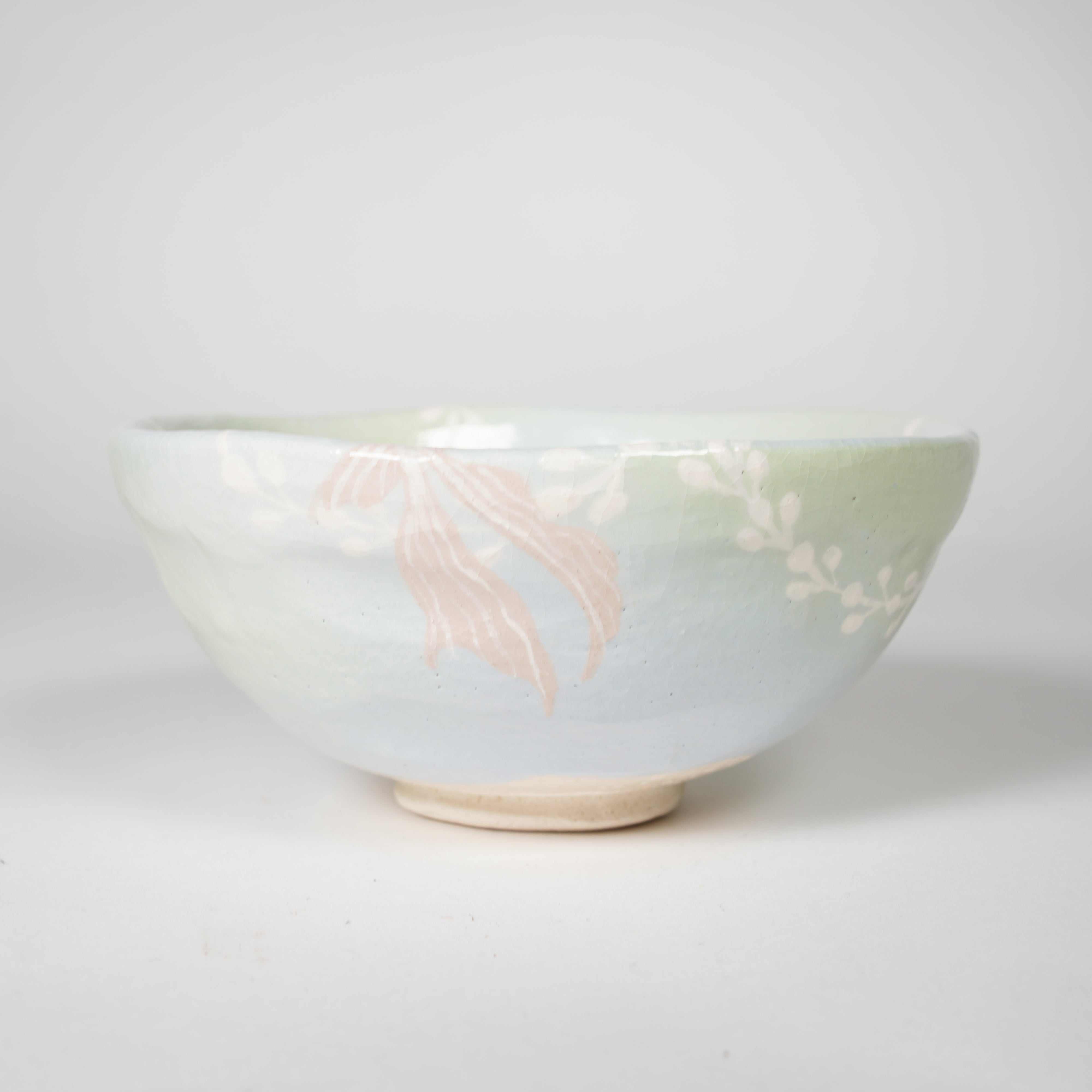 Raku -Töpferwaren / flache Teeschale / Goldfisch