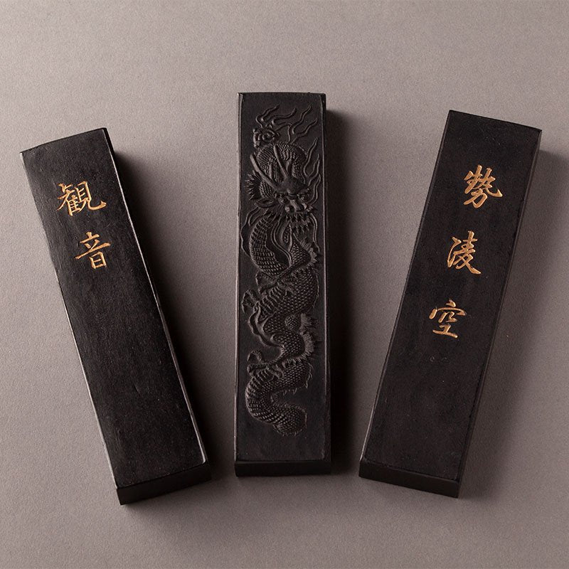 Un conjunto de tinta Sumi grande (Dragón de cuatro cabezas, Kannon, Sei-ryo-ku)