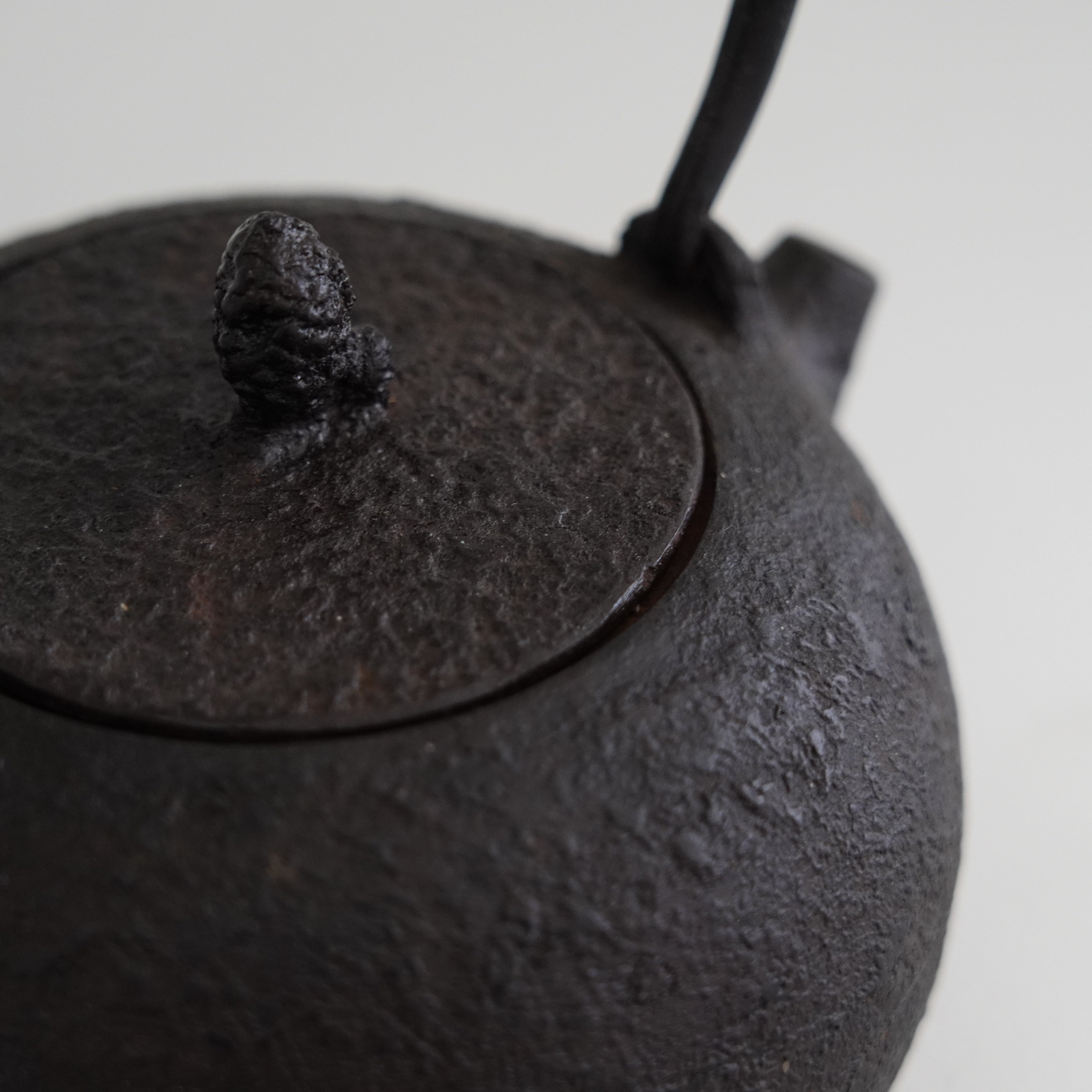 Iron Kettle / Light Snow / Round Shape