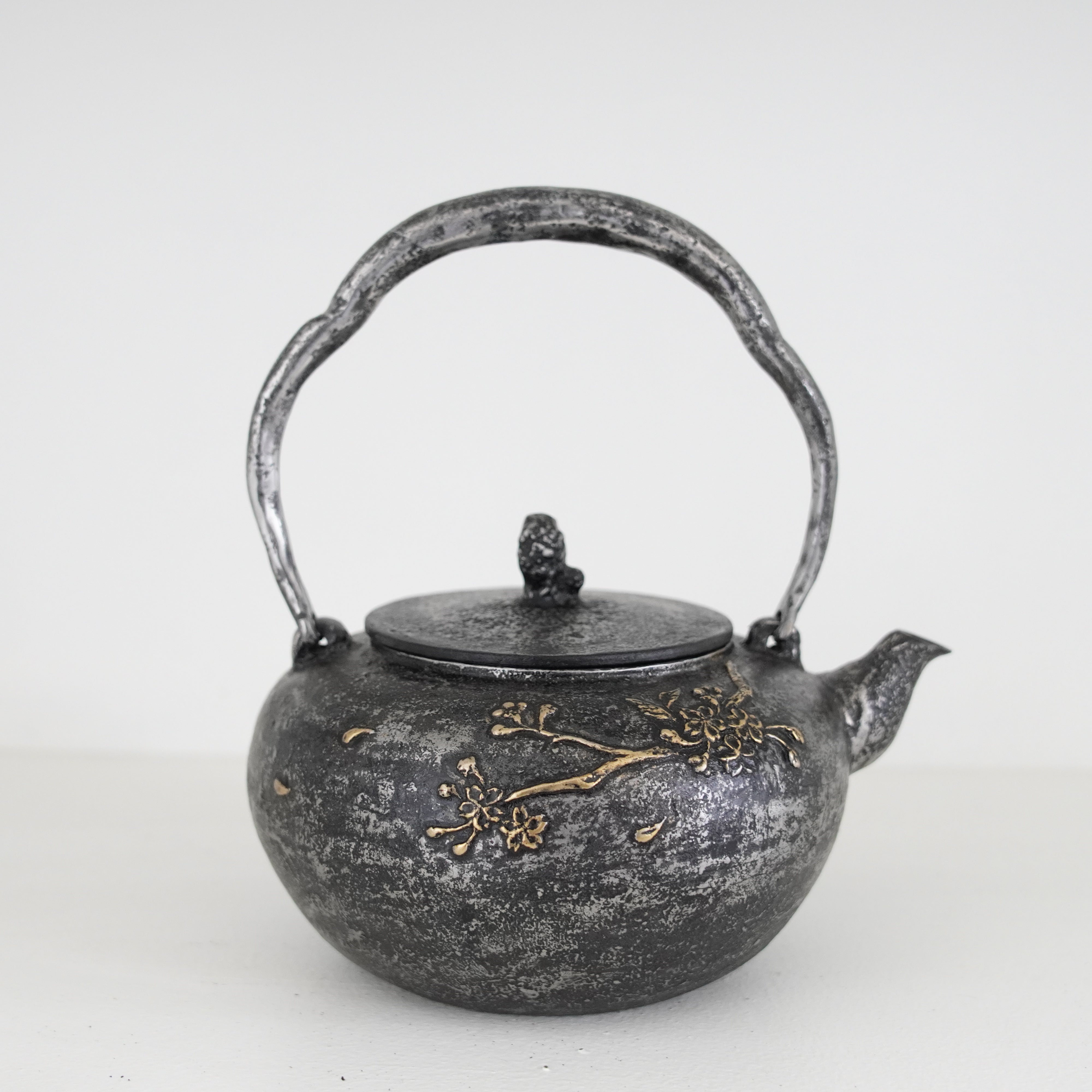 Iron Sand Kettle / Light Snow / Cherry Blossom