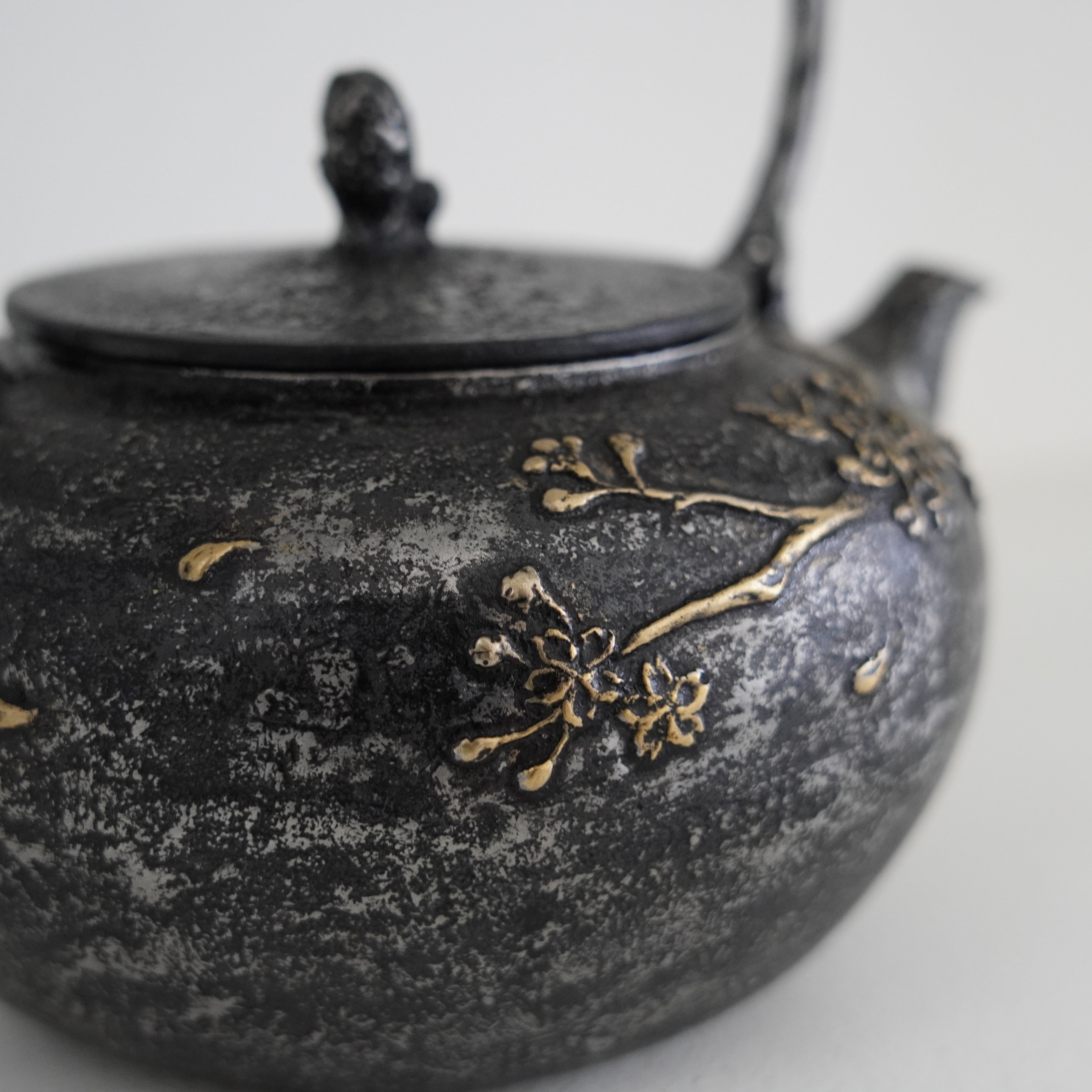 Iron Sand Kettle / Light Snow / Cherry Blossom