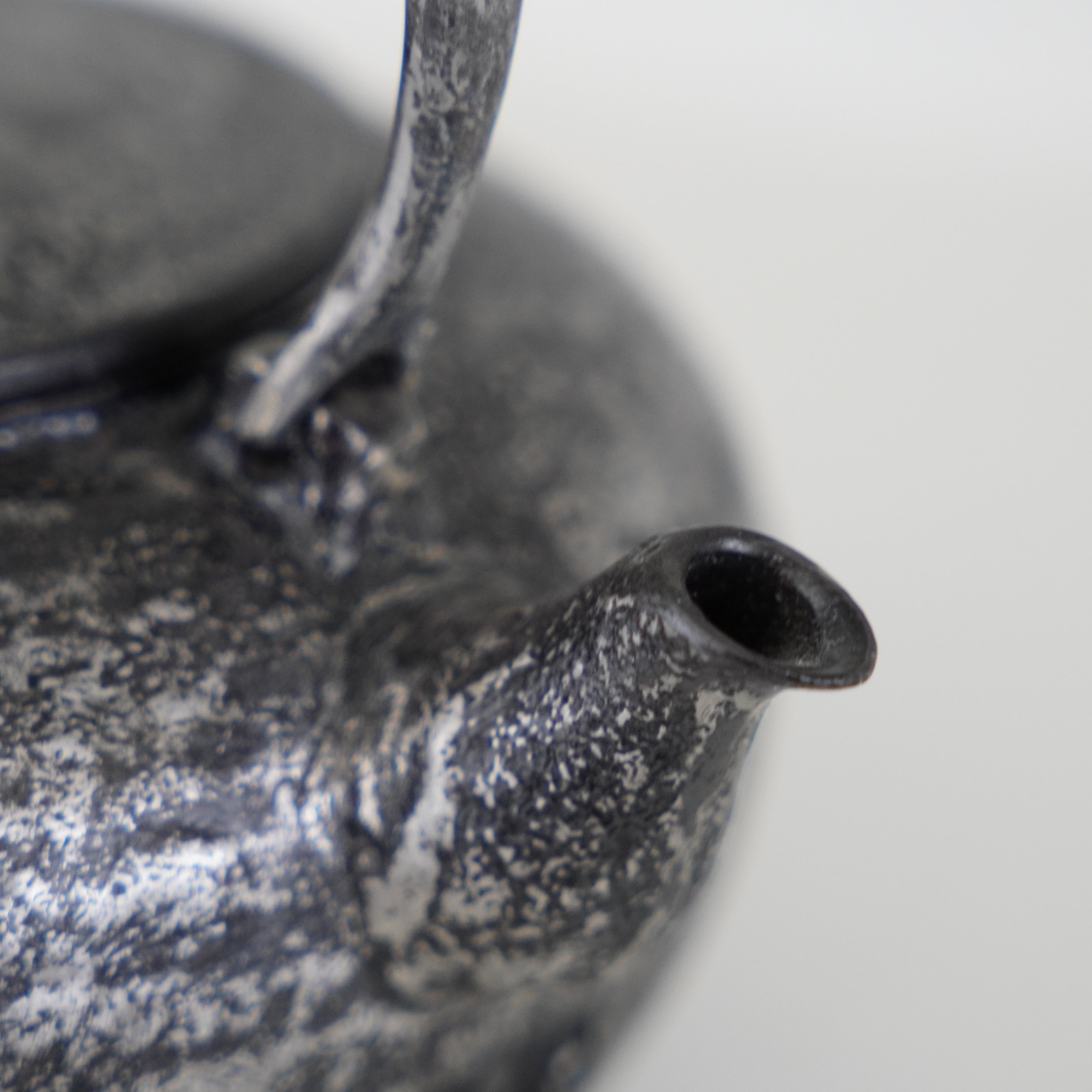 Iron Sand Kettle / Light Snow / Cherry Blossom
