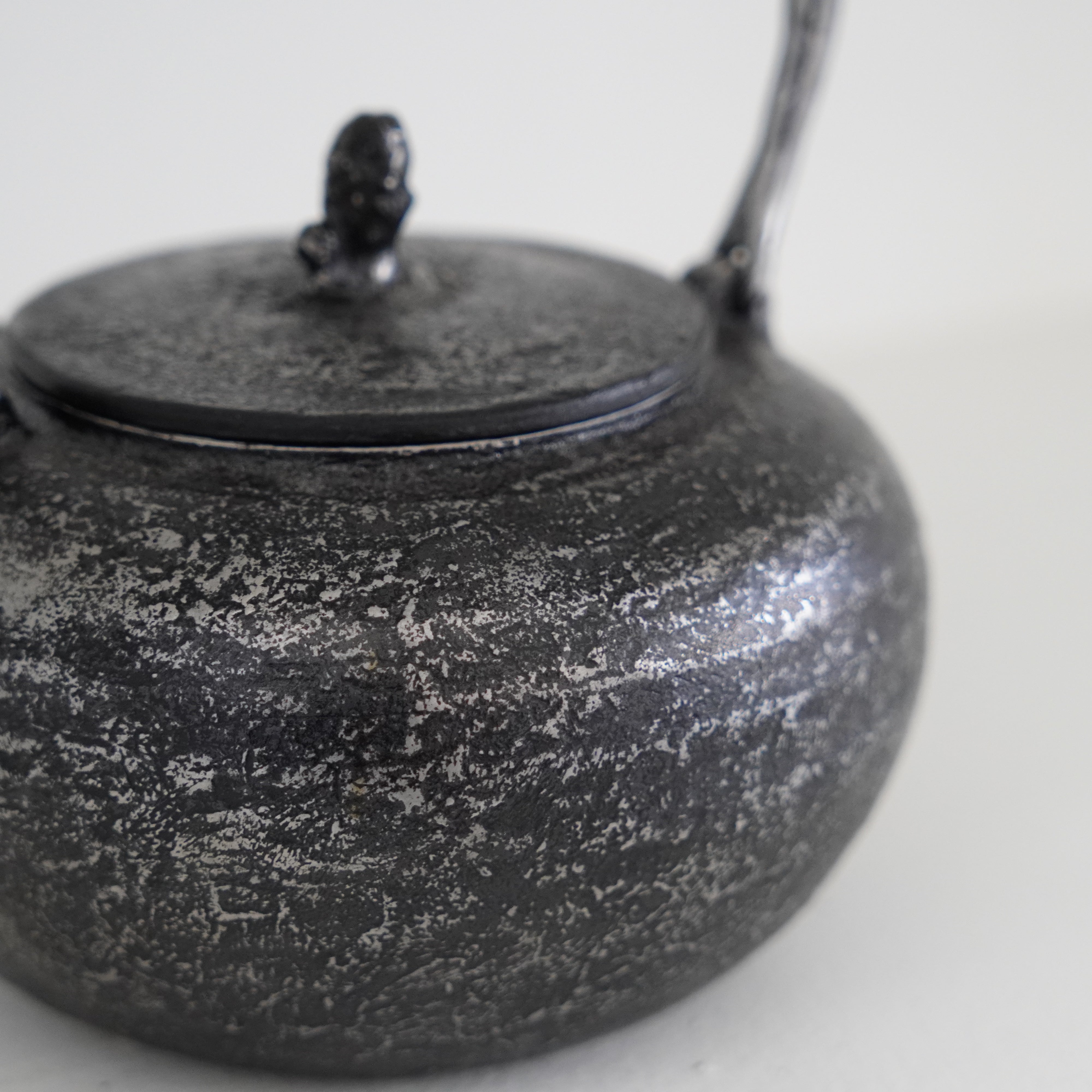 Iron Sand Kettle / Light Snow / Cherry Blossom