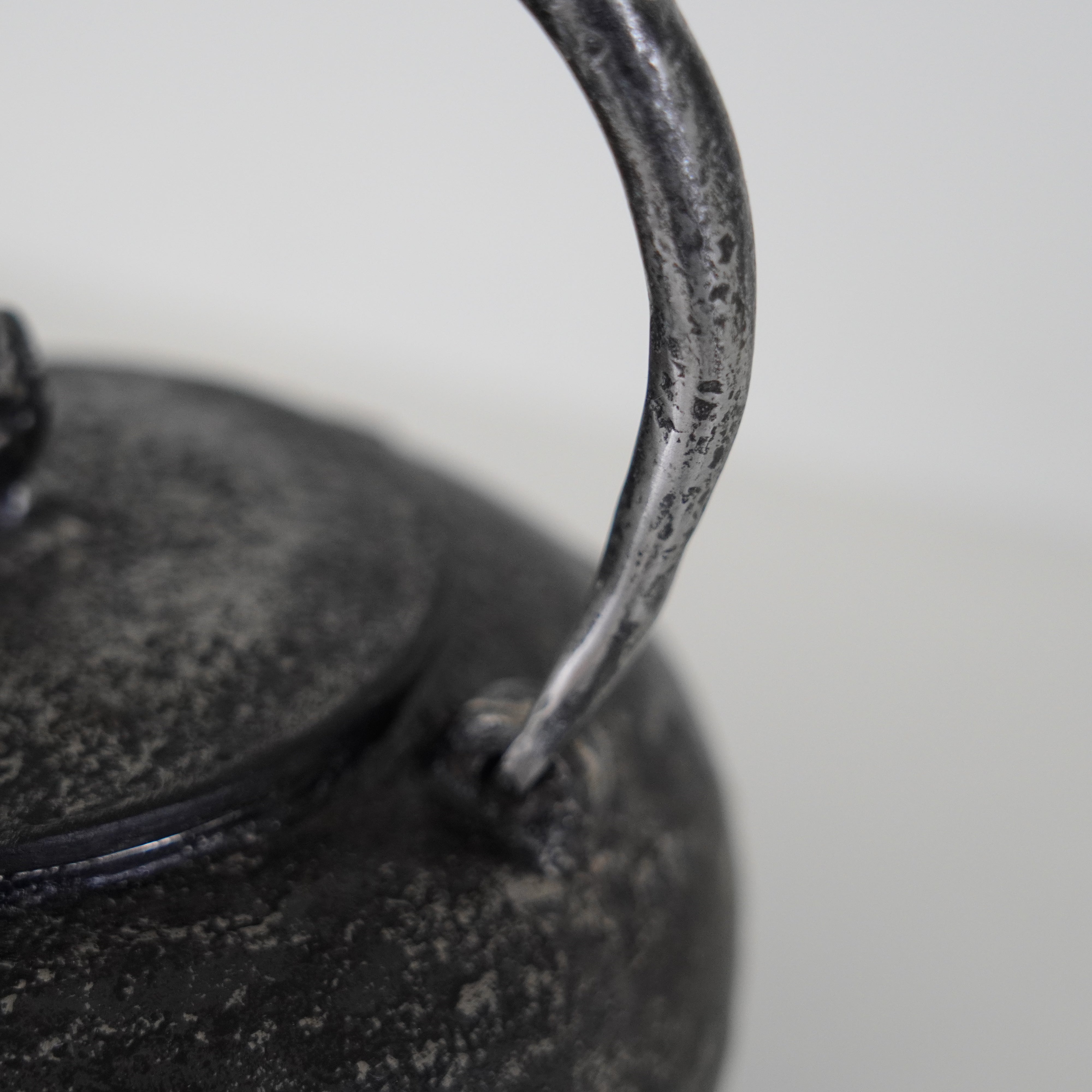 Iron Sand Kettle / Light Snow / Cherry Blossom