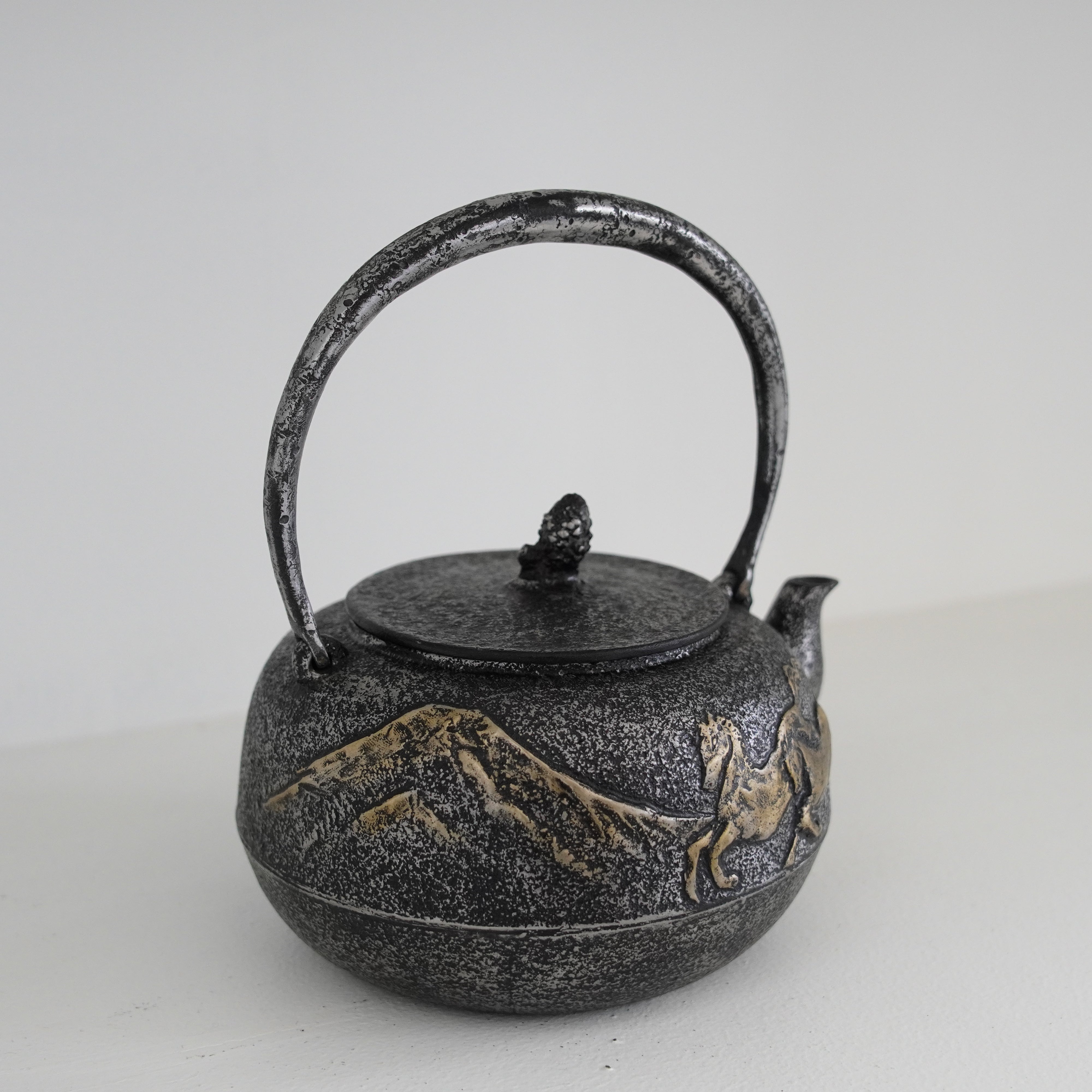 Iron Sand Kettle / Mt.Fuji & Horse / Flat Round Shape