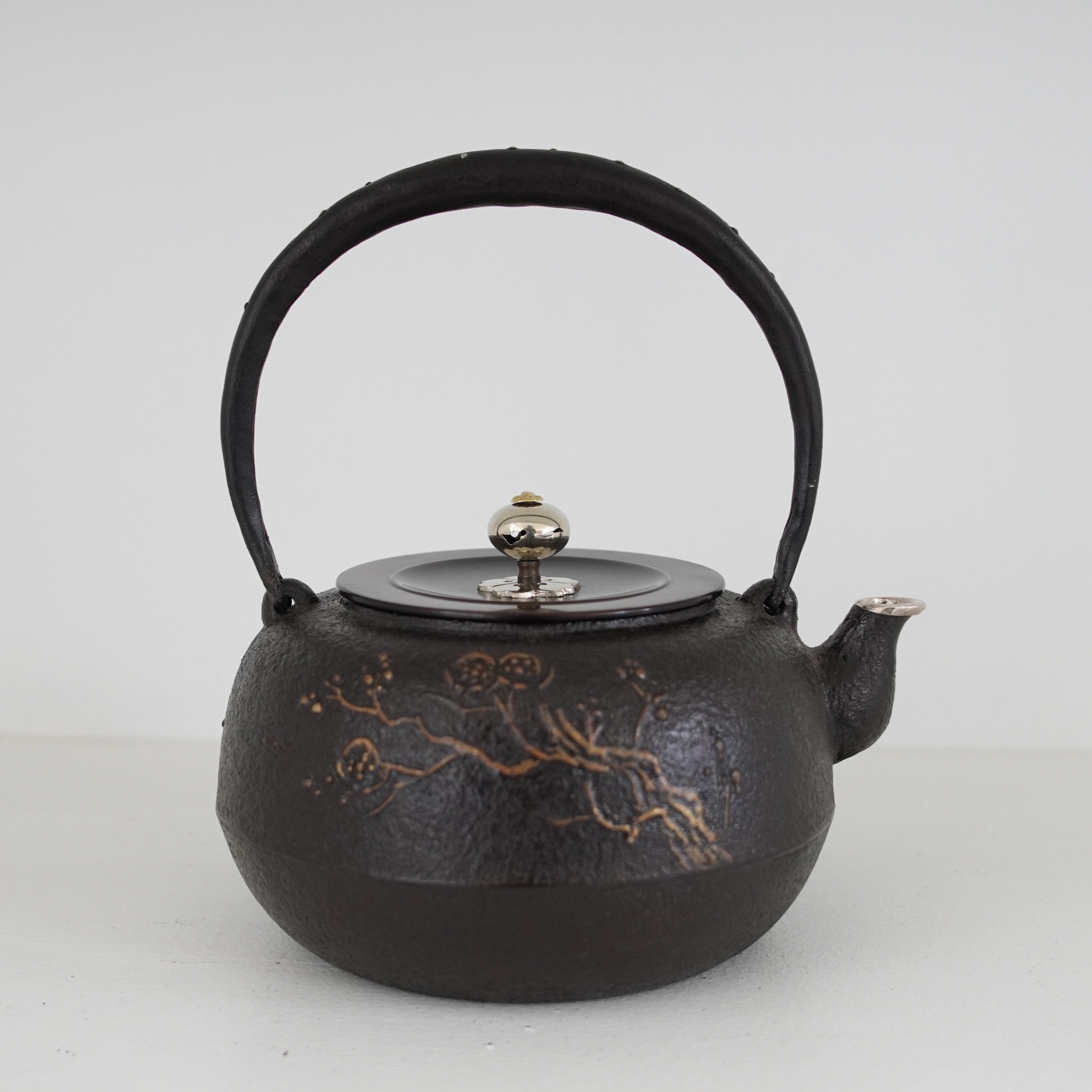 Iron Kettle / Plum / Flat Round Shape
