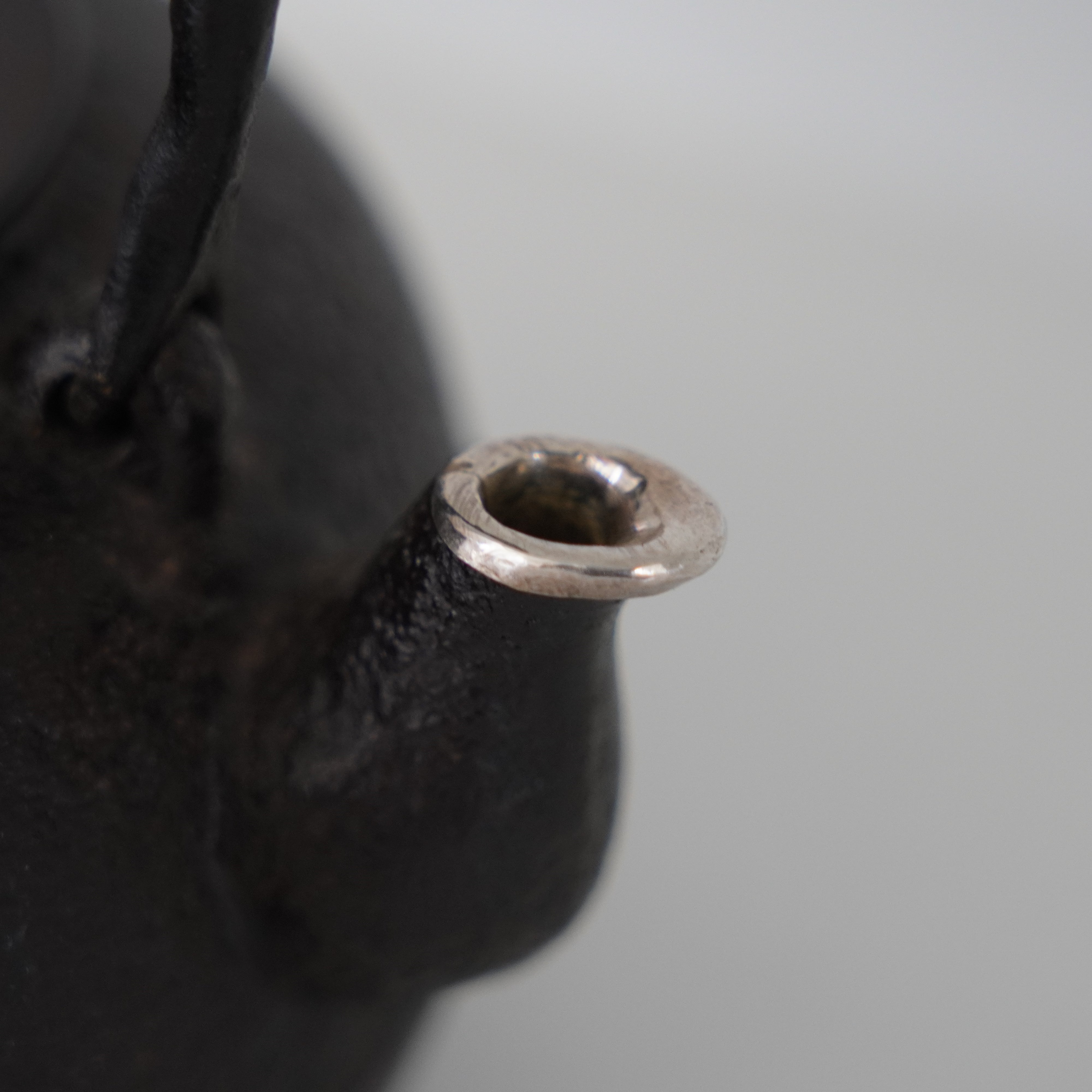 Iron Kettle / Plum / Flat Round Shape