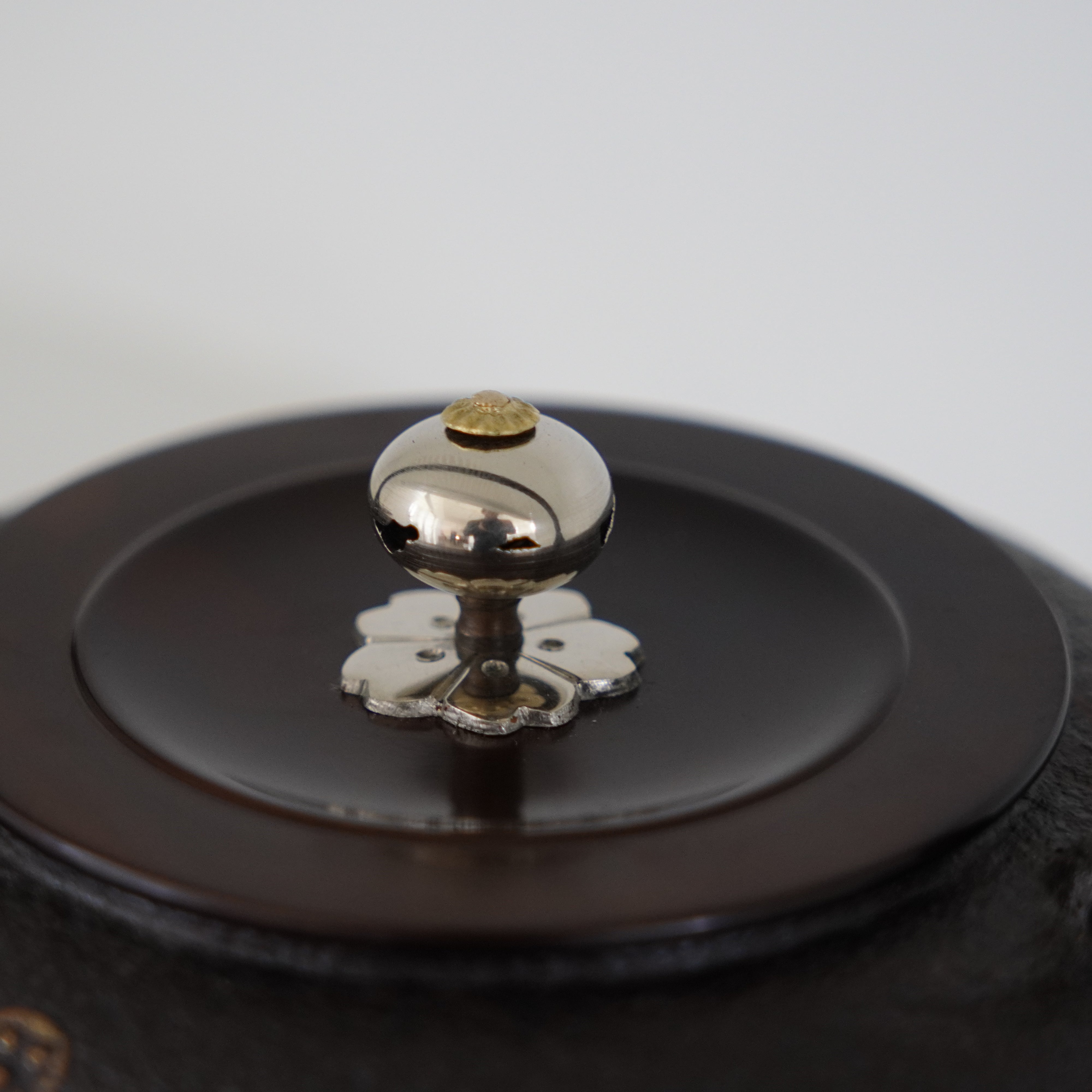 Iron Kettle / Plum / Flat Round Shape