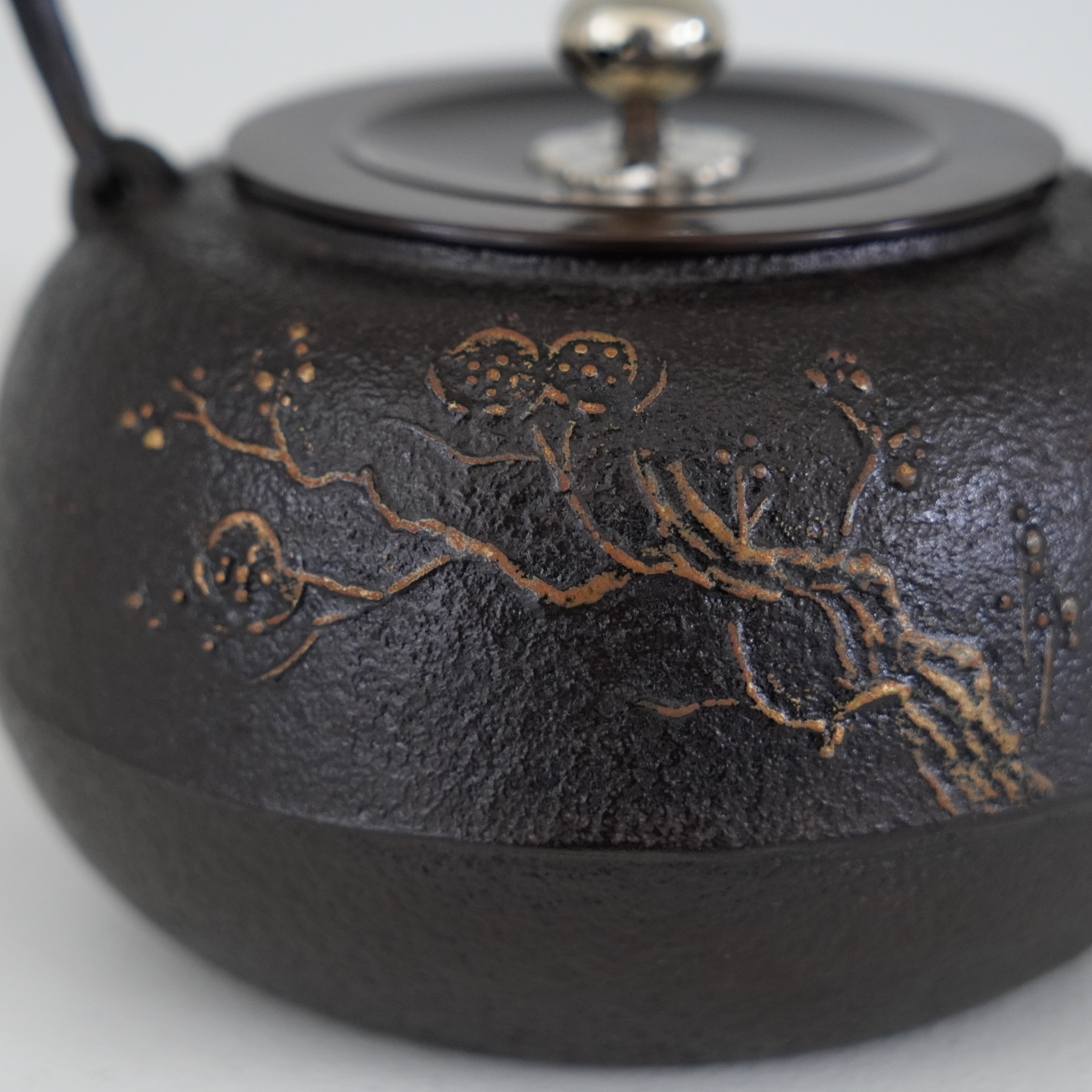 Iron Kettle / Plum / Flat Round Shape