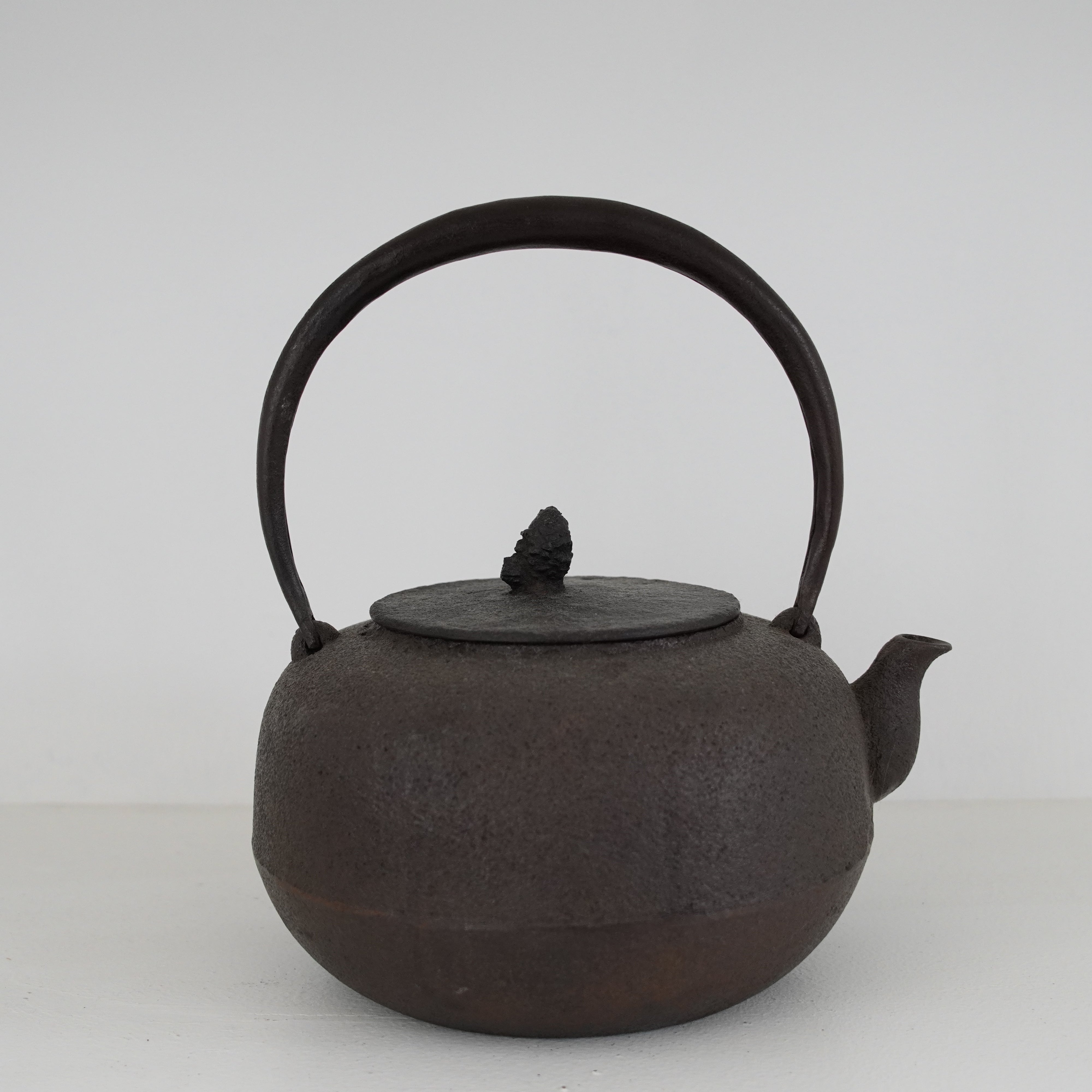 Iron Kettle / Flat Round Shape / Large