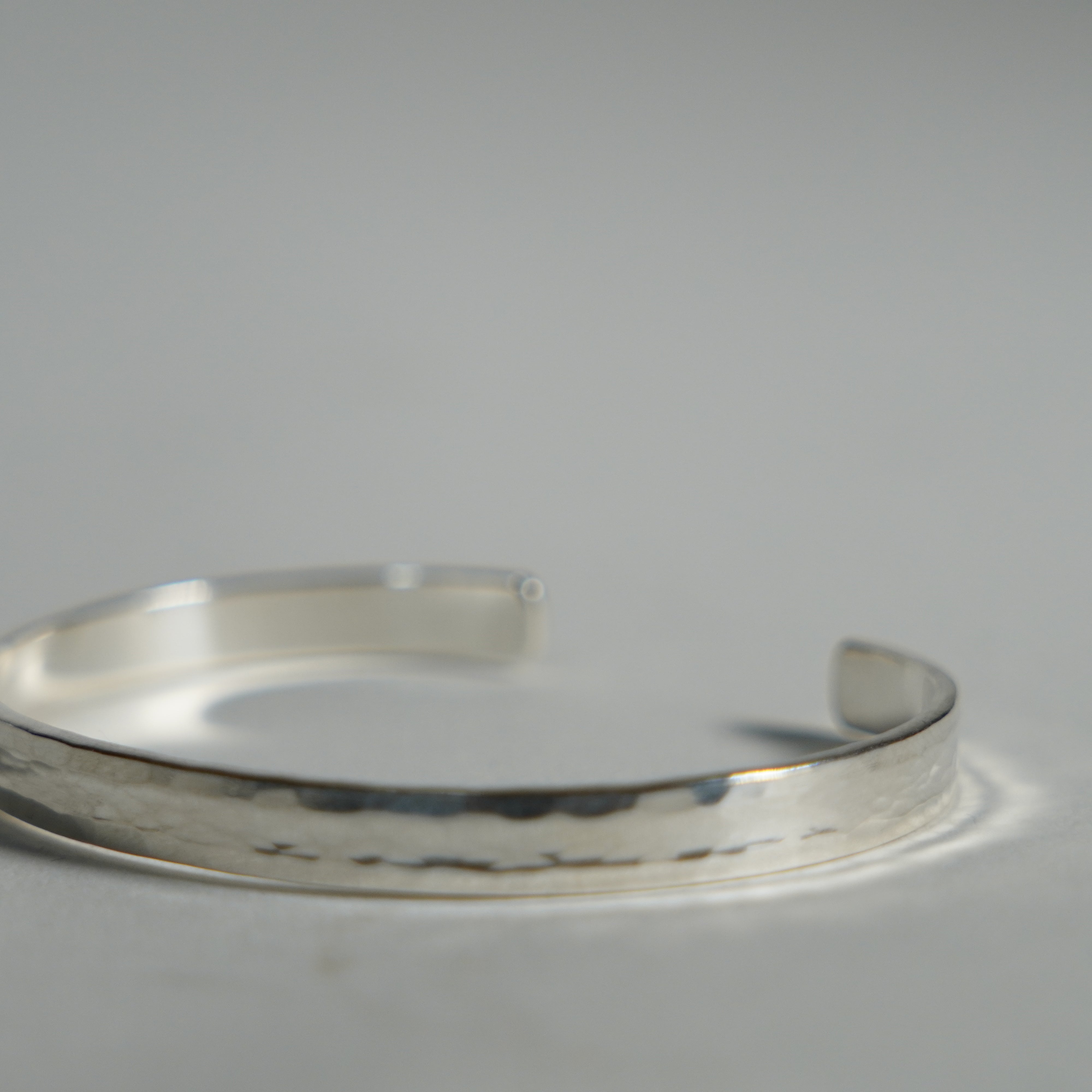 Brazalete de plata / avión