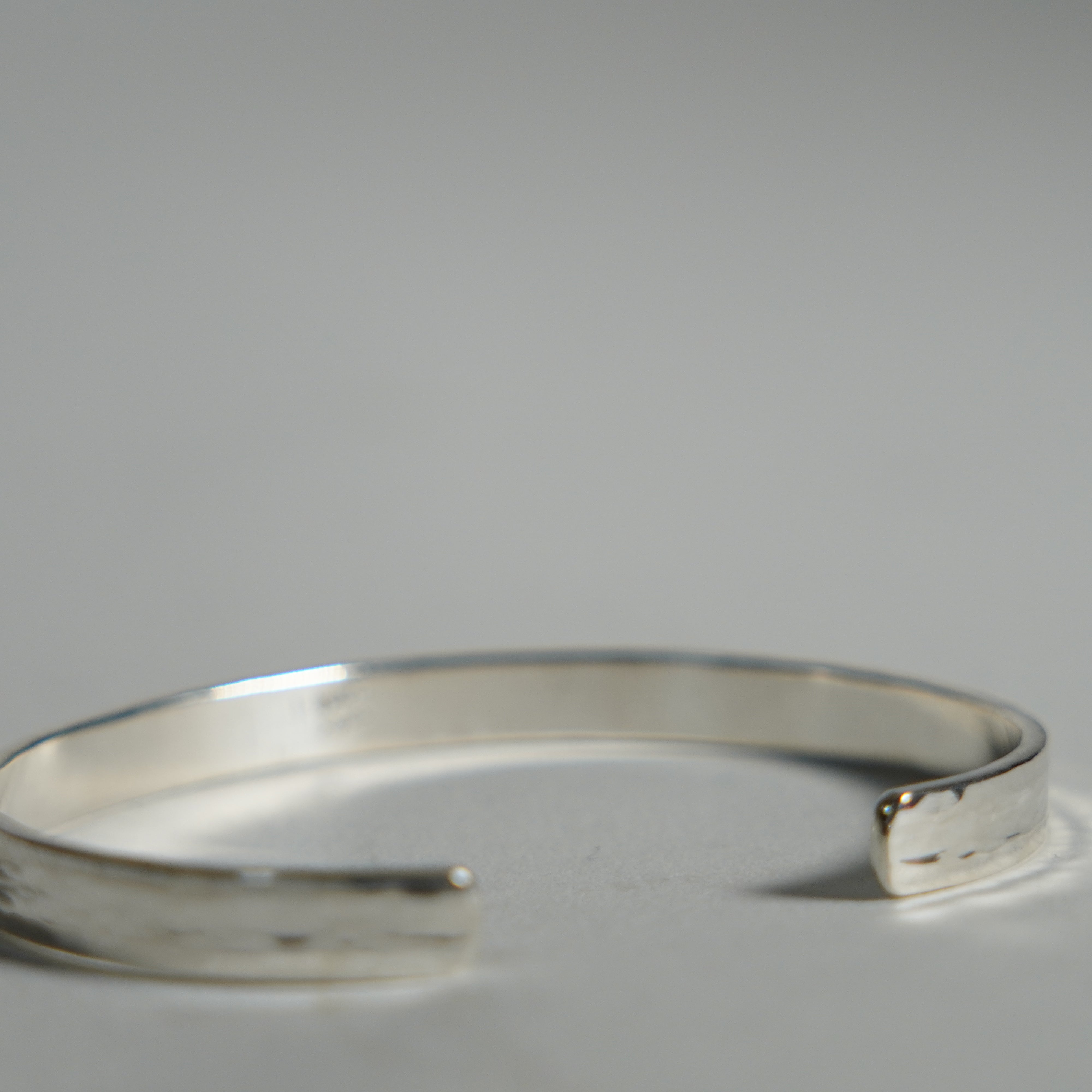 Brazalete de plata / avión