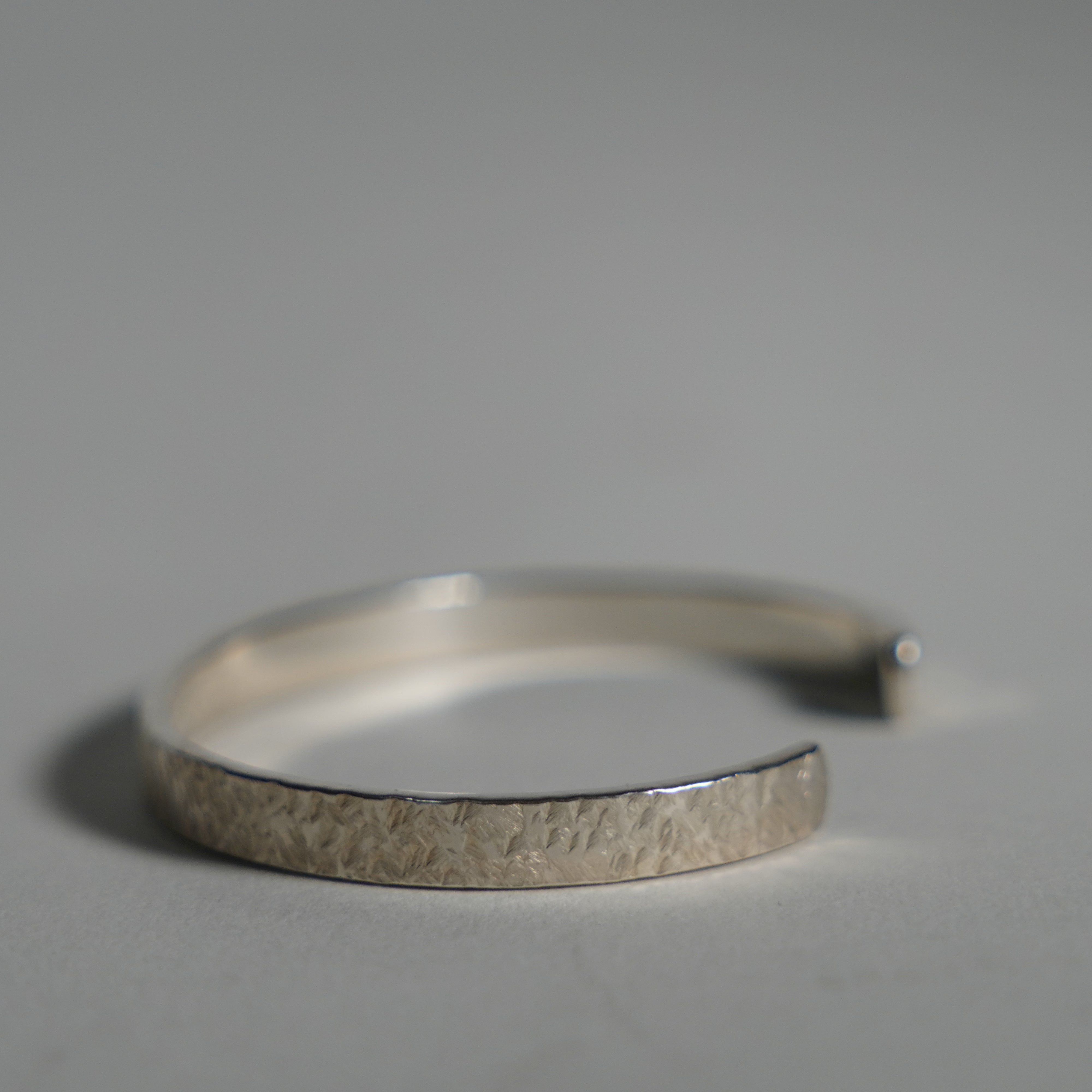 Silver Bangle / nebbia