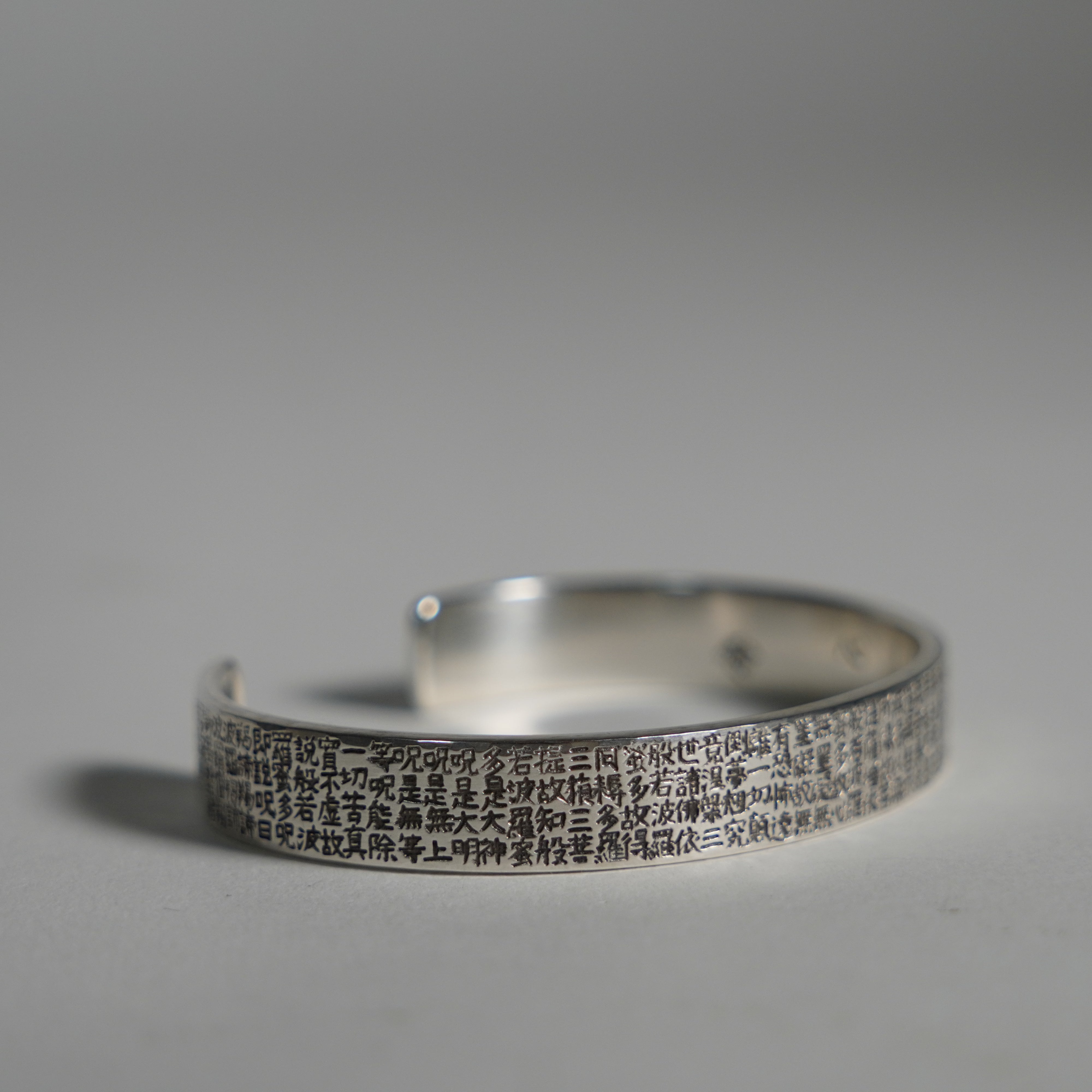 Silver Armreifen / Hannya Sutra (außerhalb)