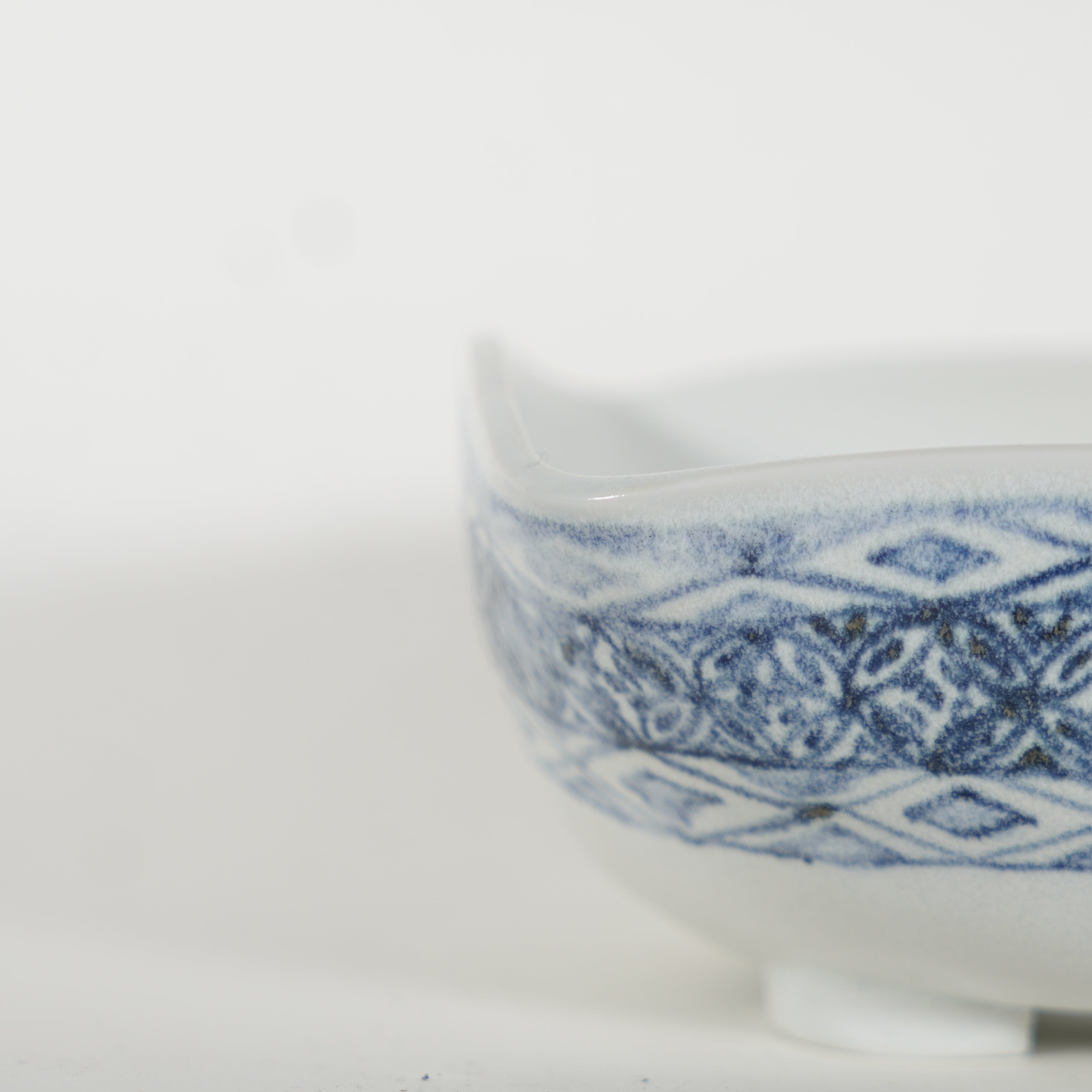 Tray vessel with geometric pattern and white phoenix glaze