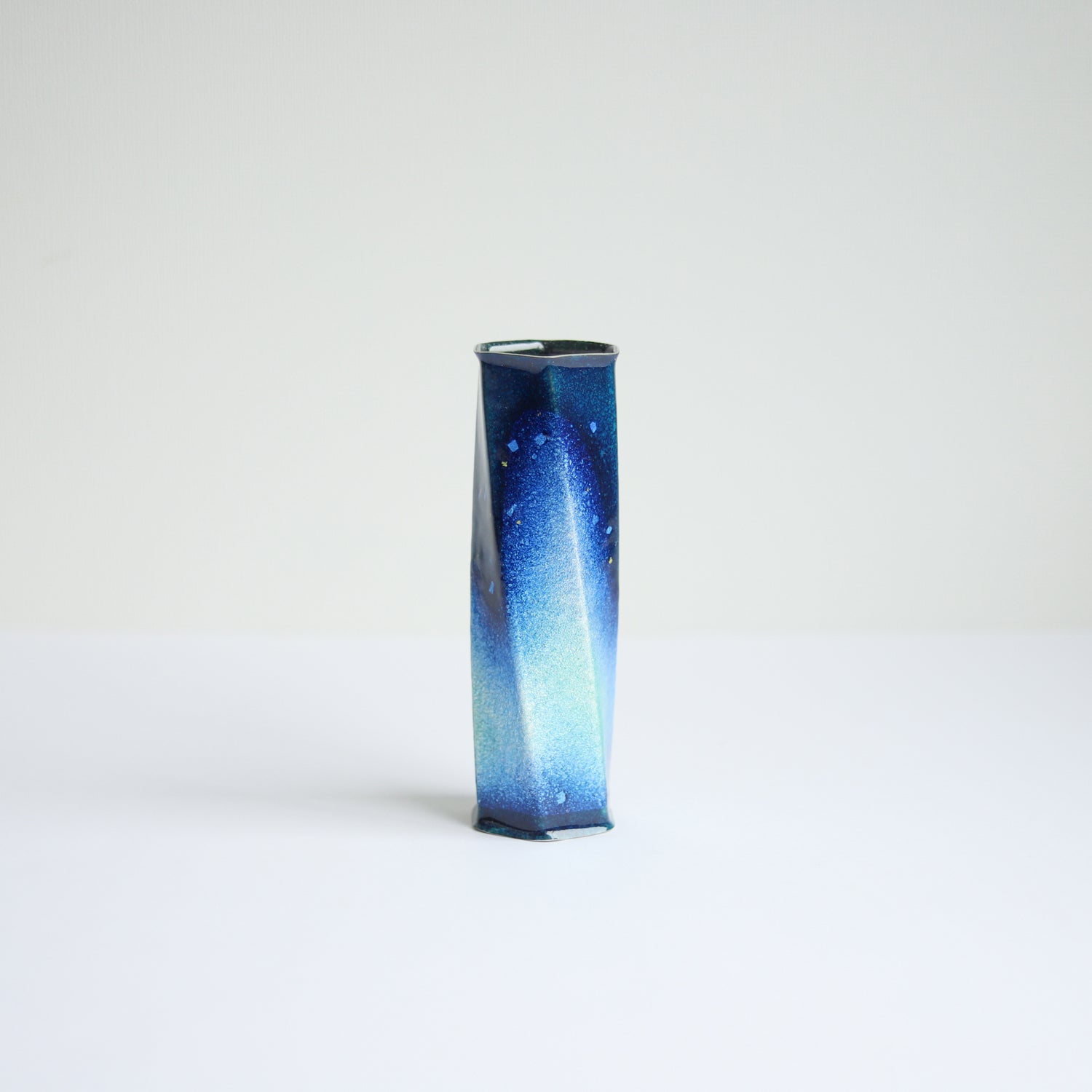 Vase cloisonne hexagonale pour une seule fleur / espace