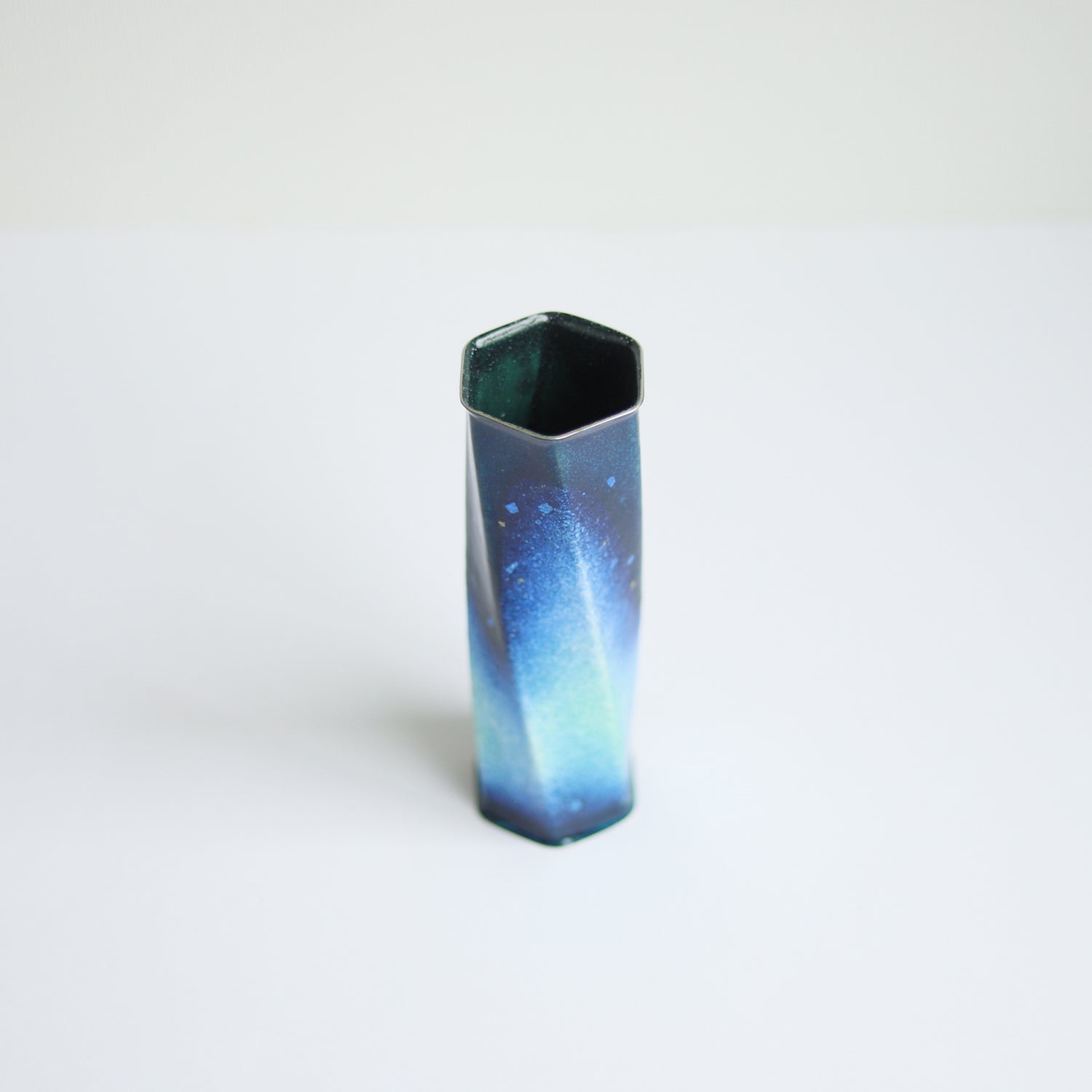 Vase cloisonne hexagonale pour une seule fleur / espace