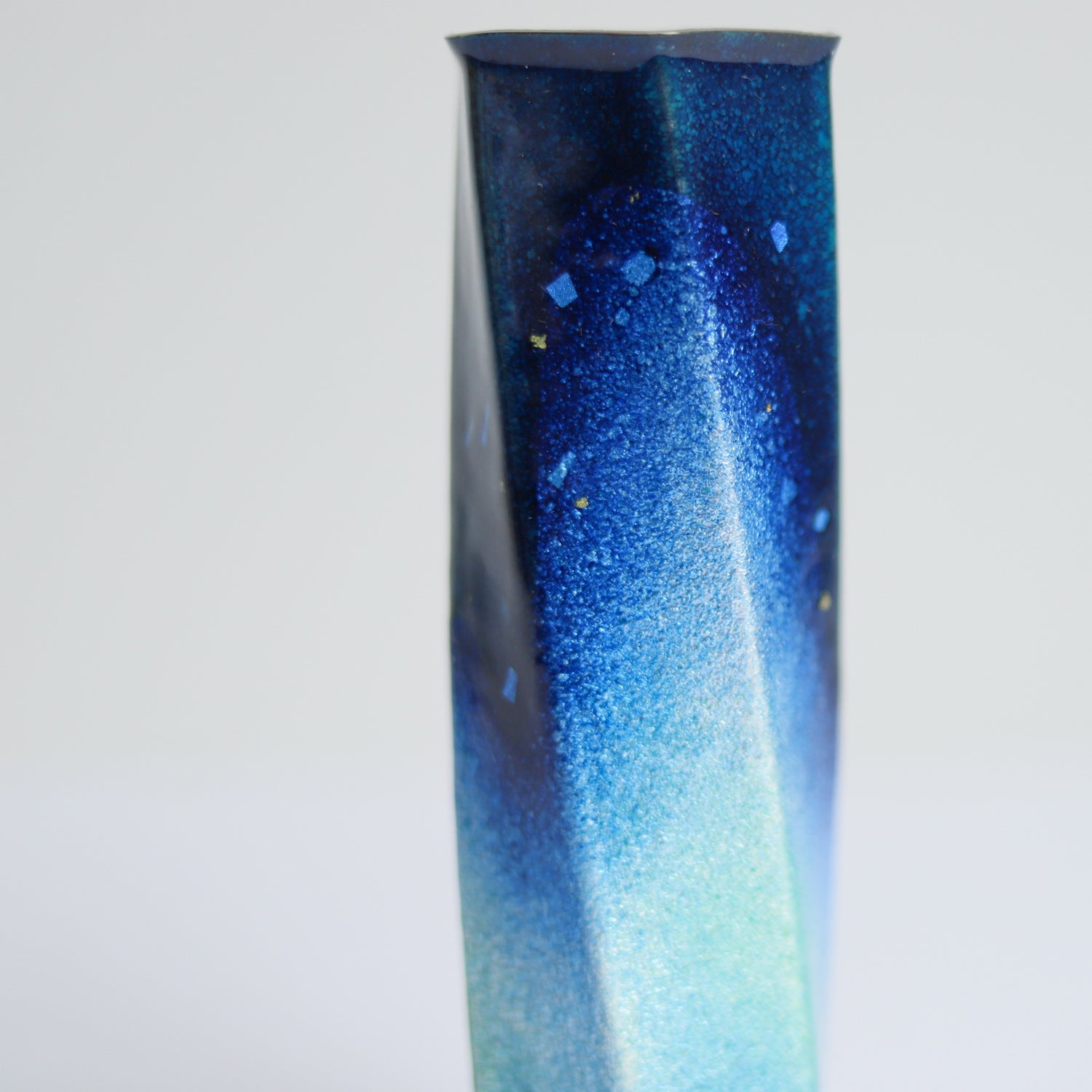 Vase cloisonne hexagonale pour une seule fleur / espace