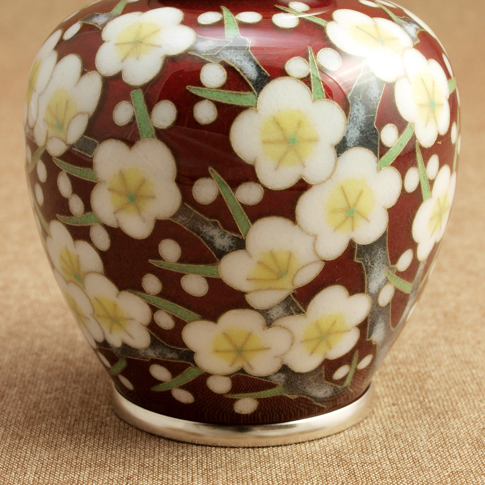 Vase rond / akadoru rempli de fleurs de prune