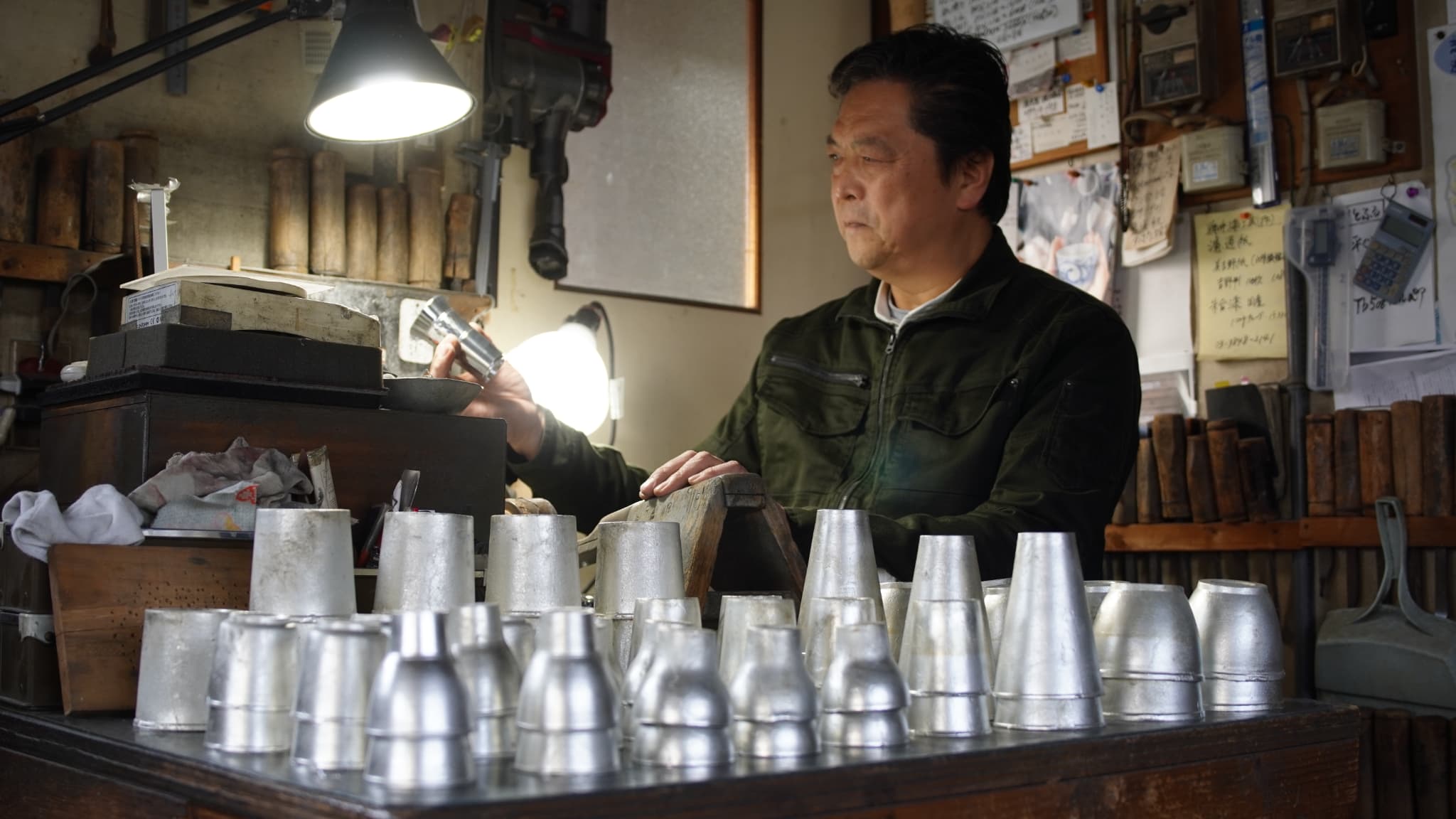 The image of process of making tin cup