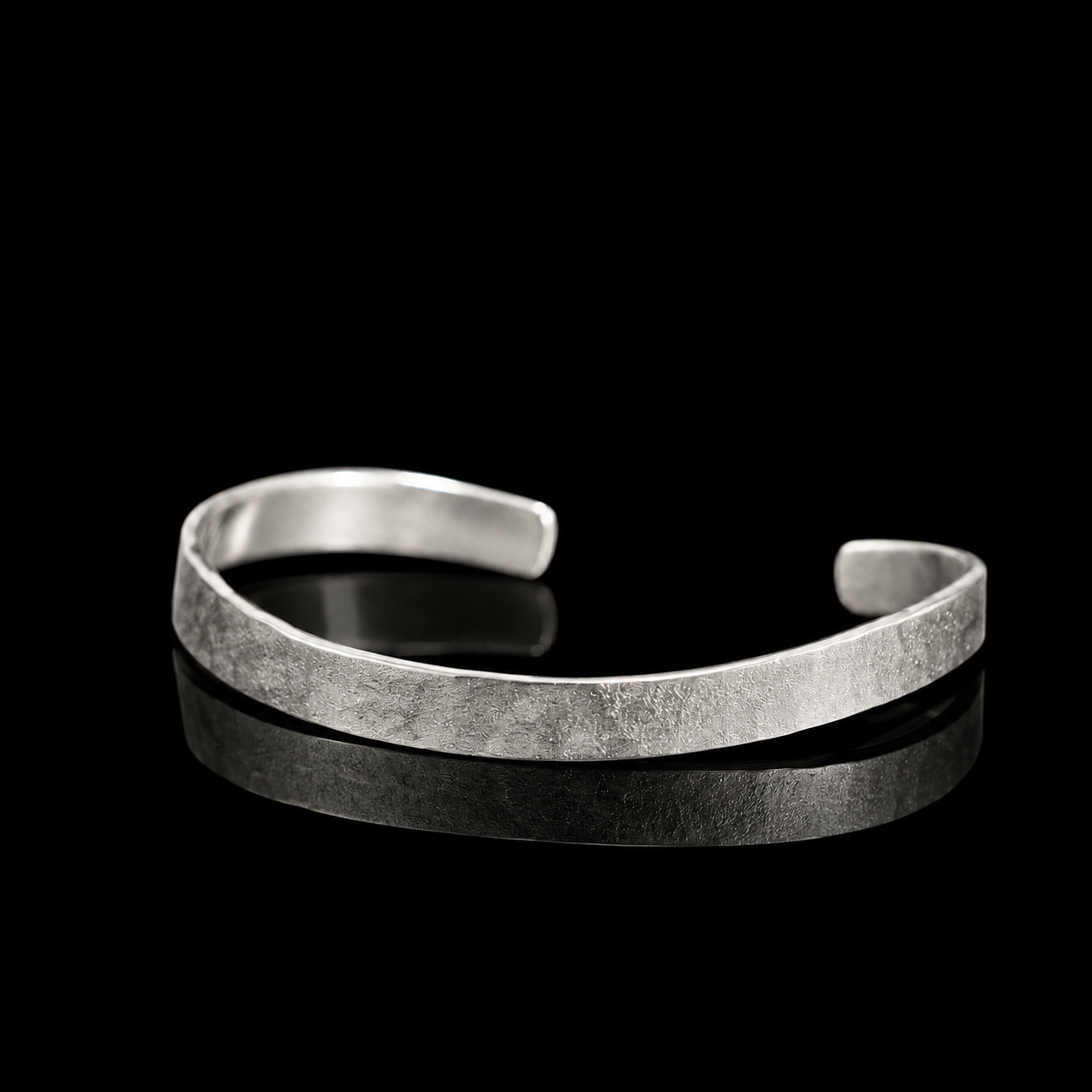 Silver Bangle / Powder Snow