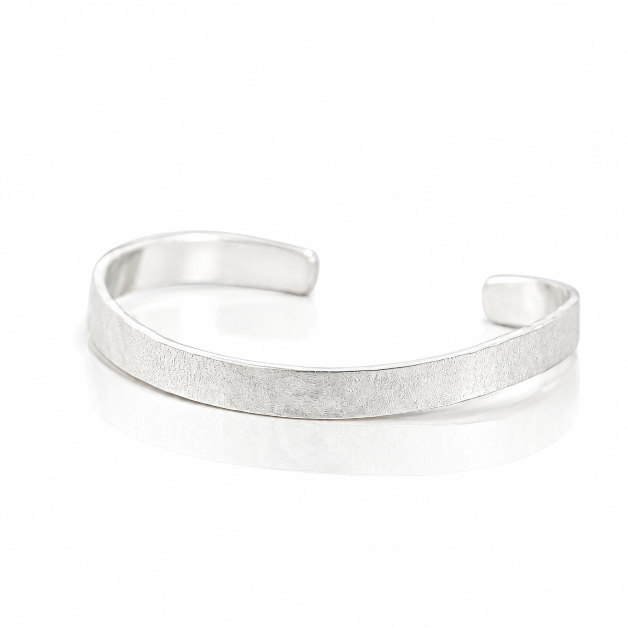 Silver Bangle / Powder Snow