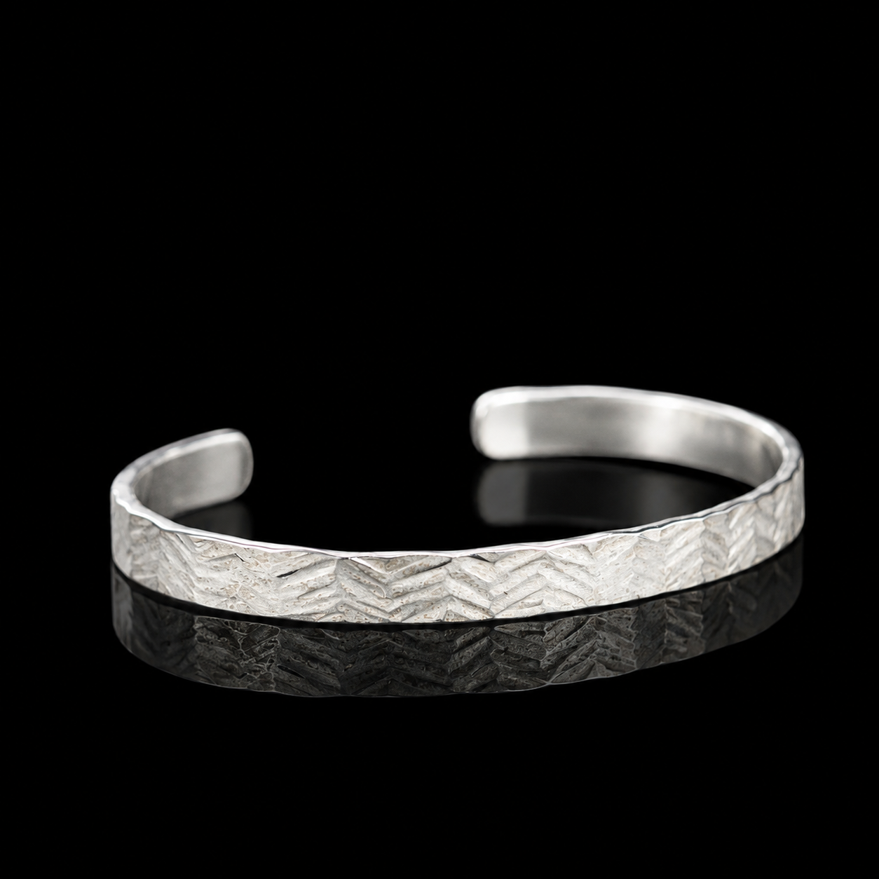 Silver Bangle / Geometric Pattern
