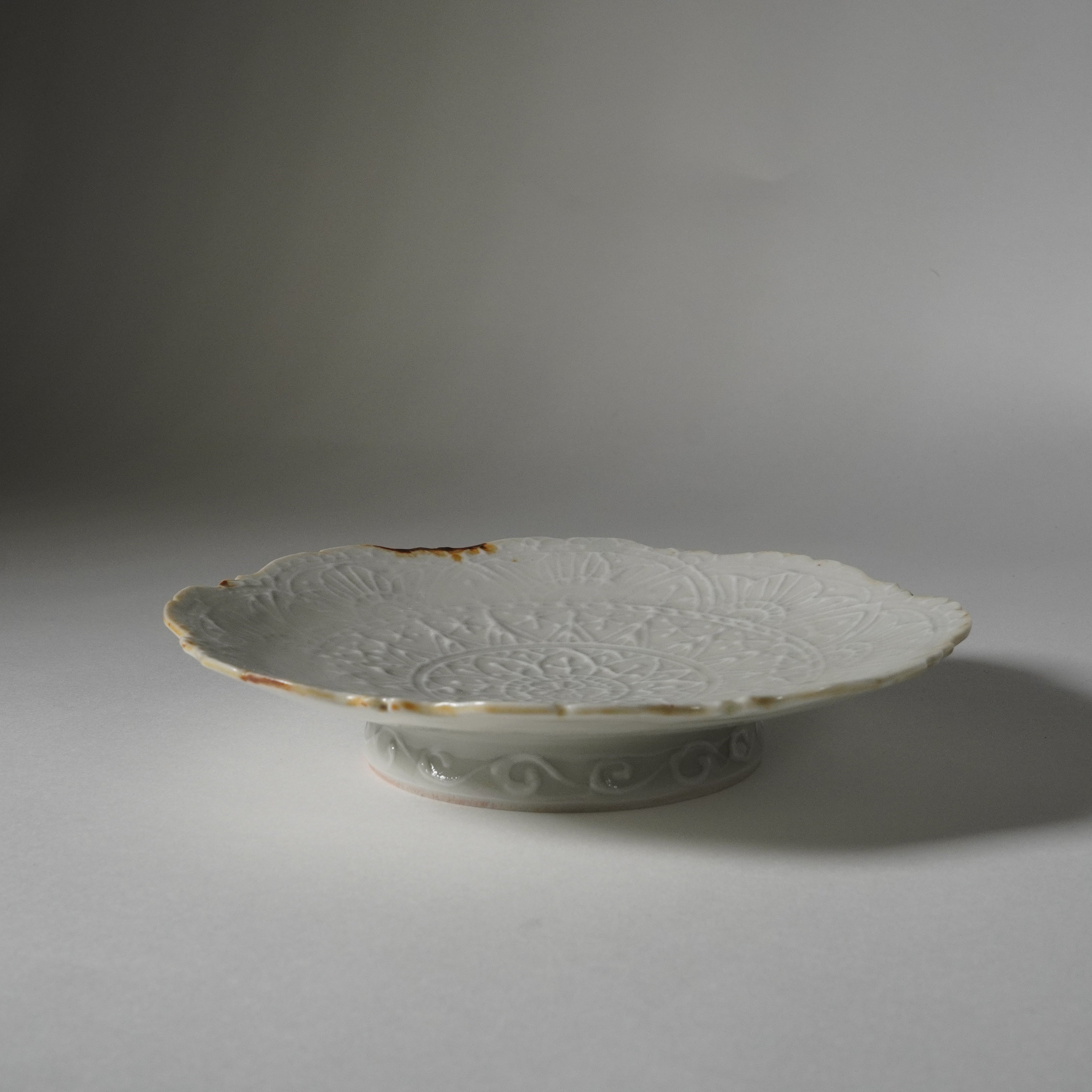 Pedestal Plate / Ash Blue / Scalloped / 18cm