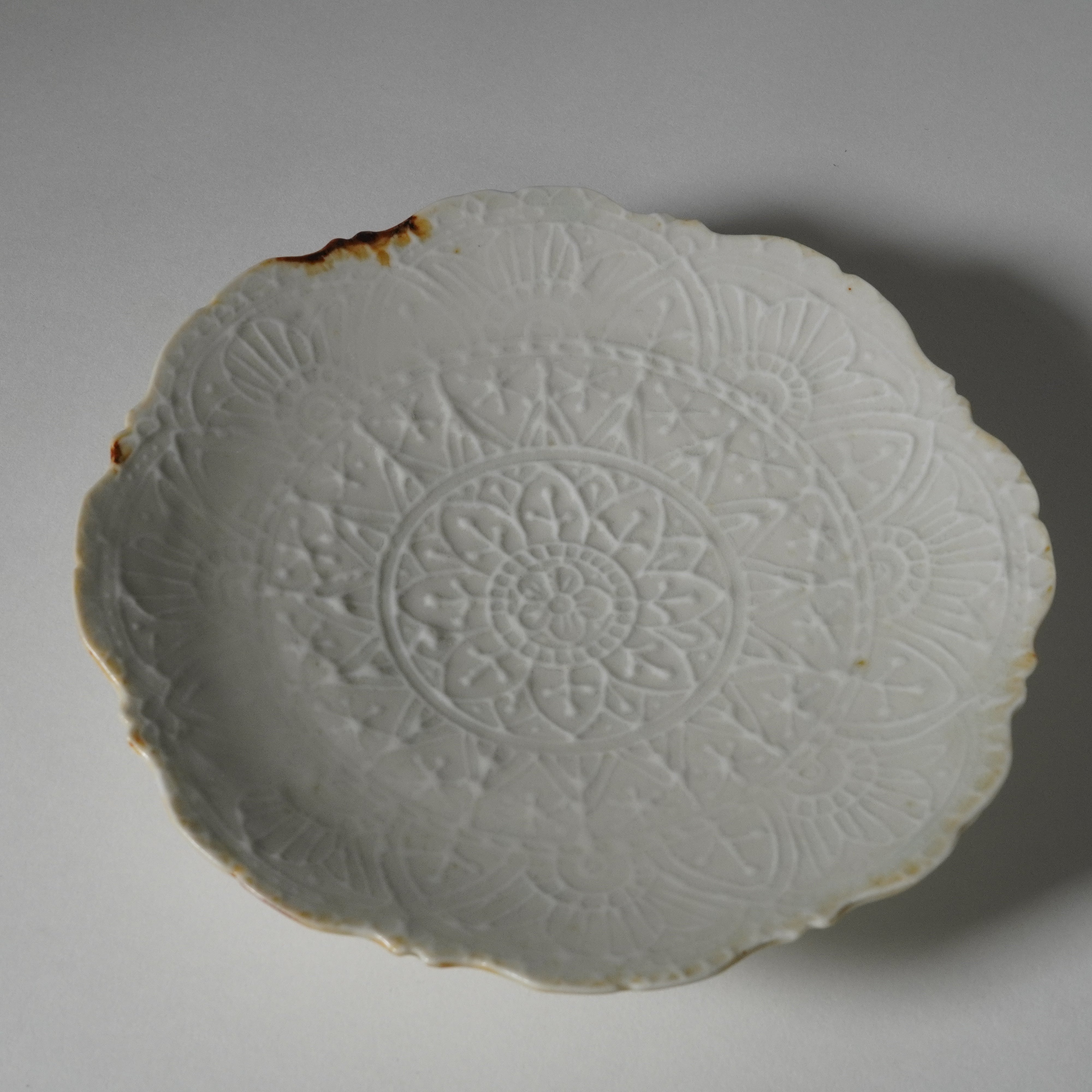 Pedestal Plate / Ash Blue / Scalloped / 18cm