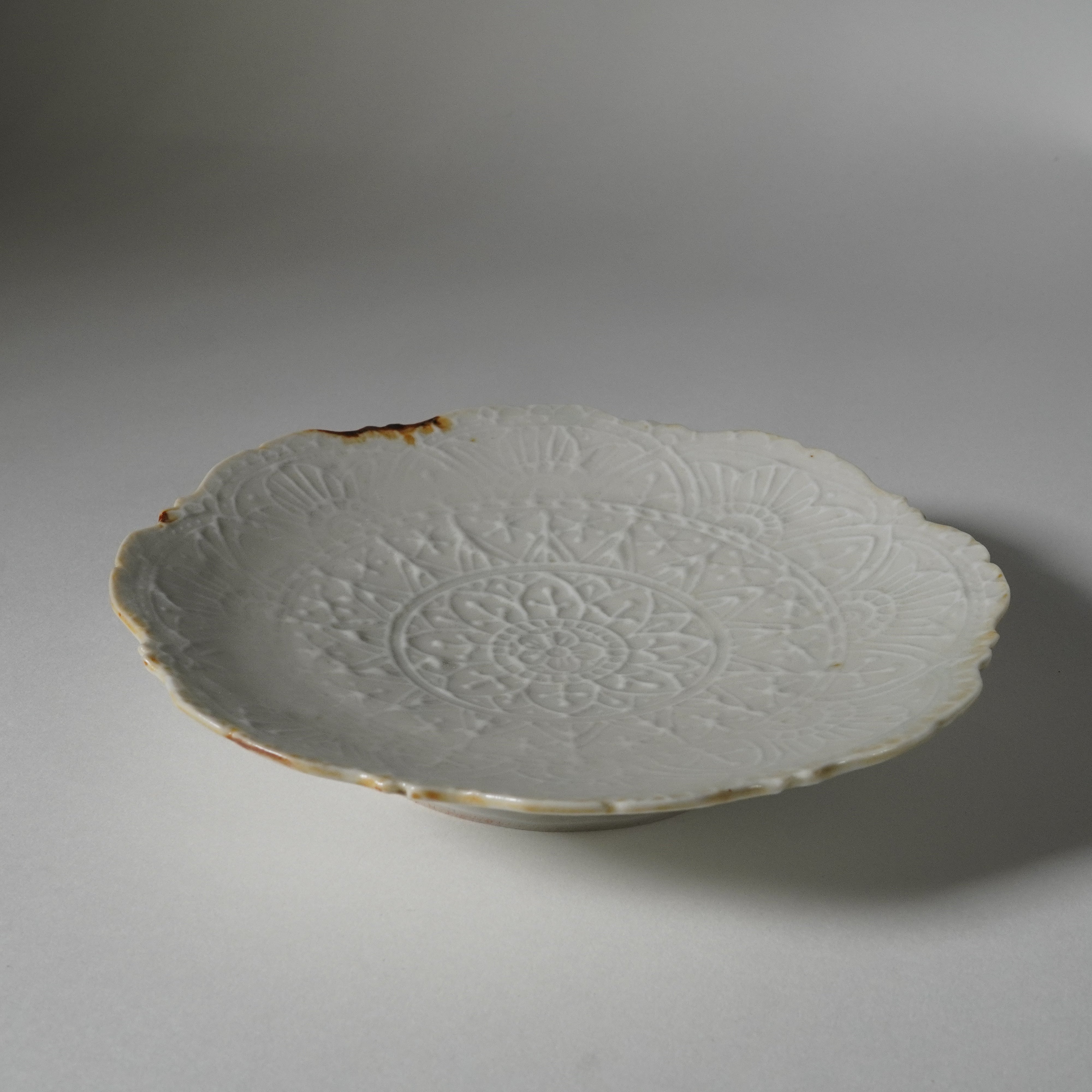 Pedestal Plate / Ash Blue / Scalloped / 18cm