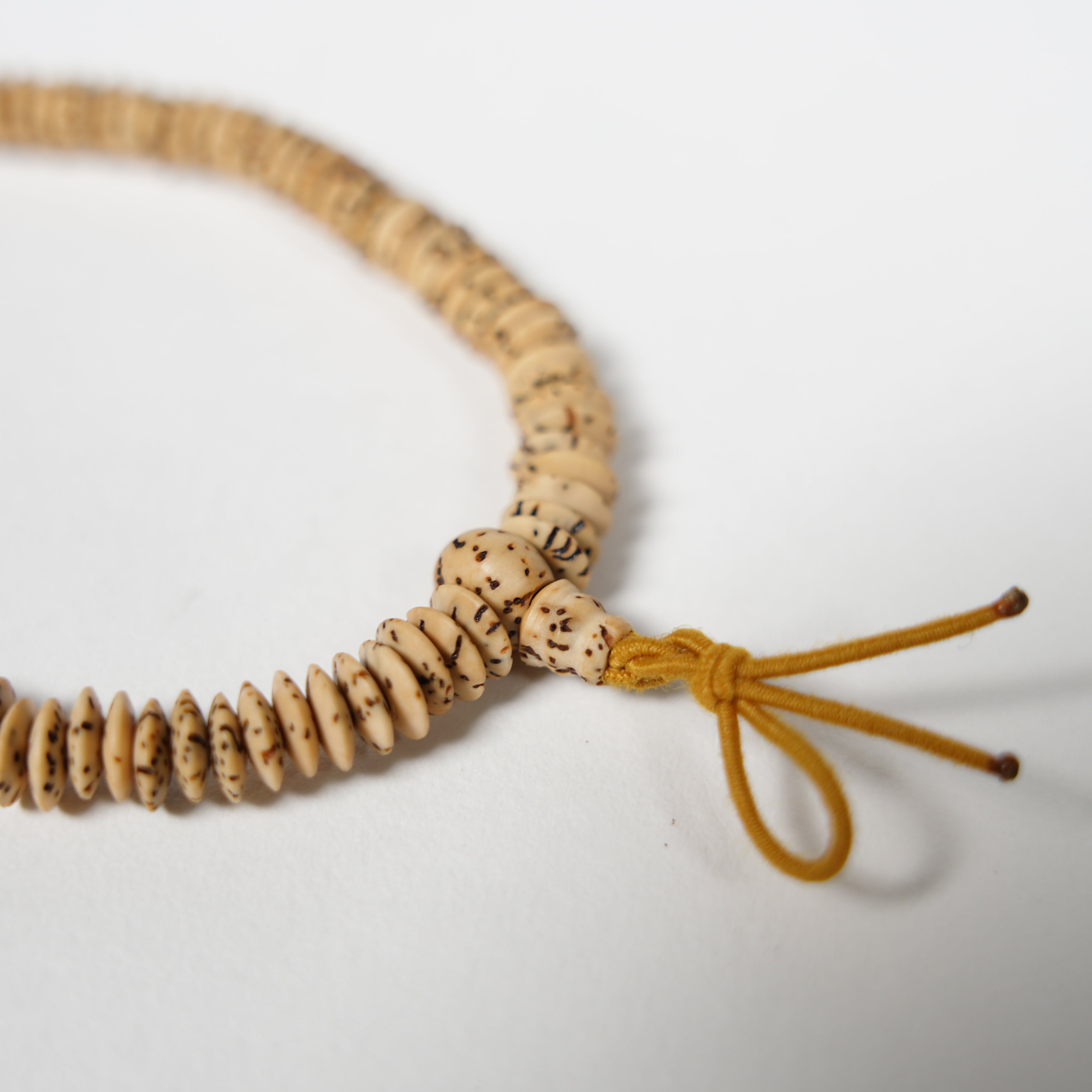 Bracciale nenju / bianco / 108 perle
