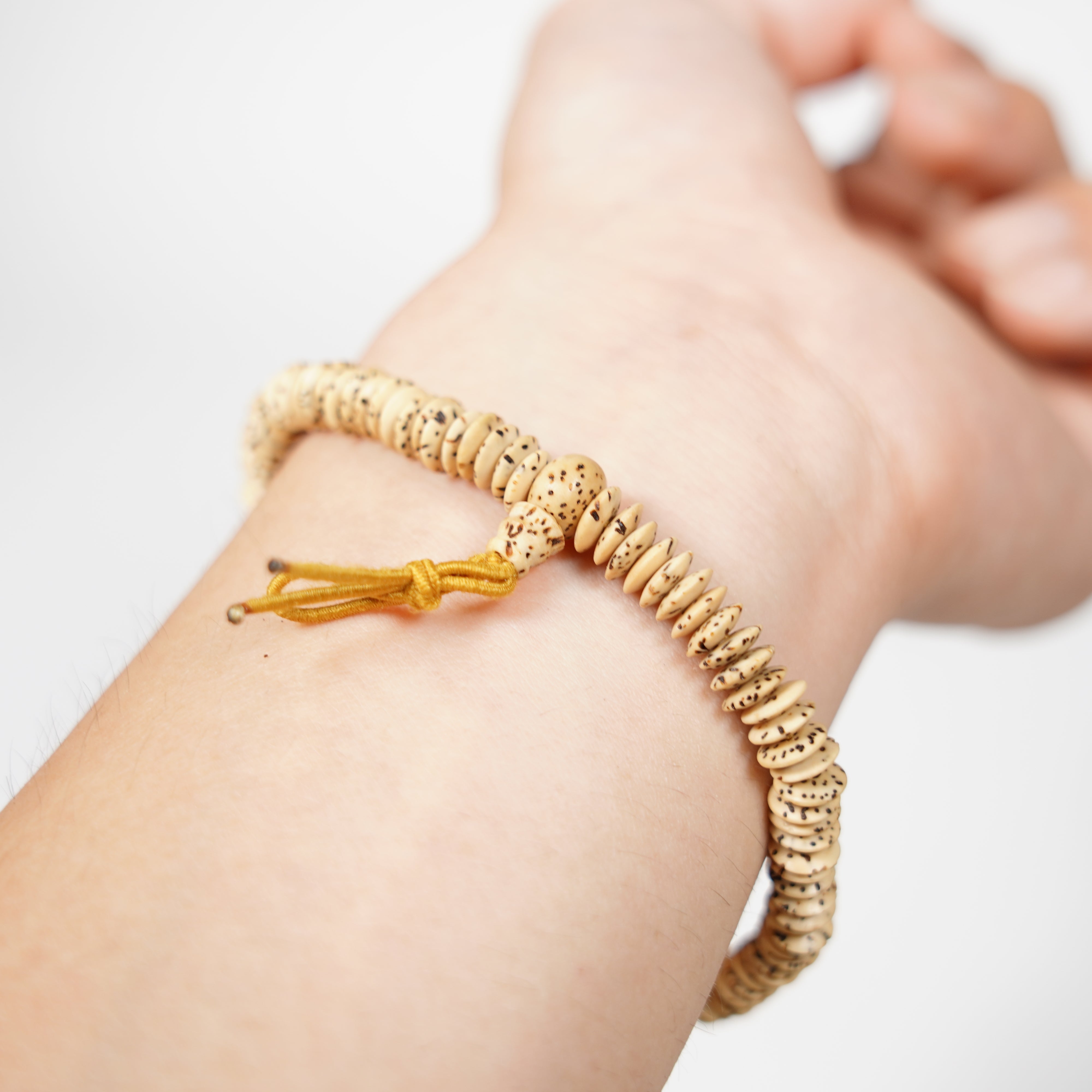 Bracciale nenju / bianco / 108 perle