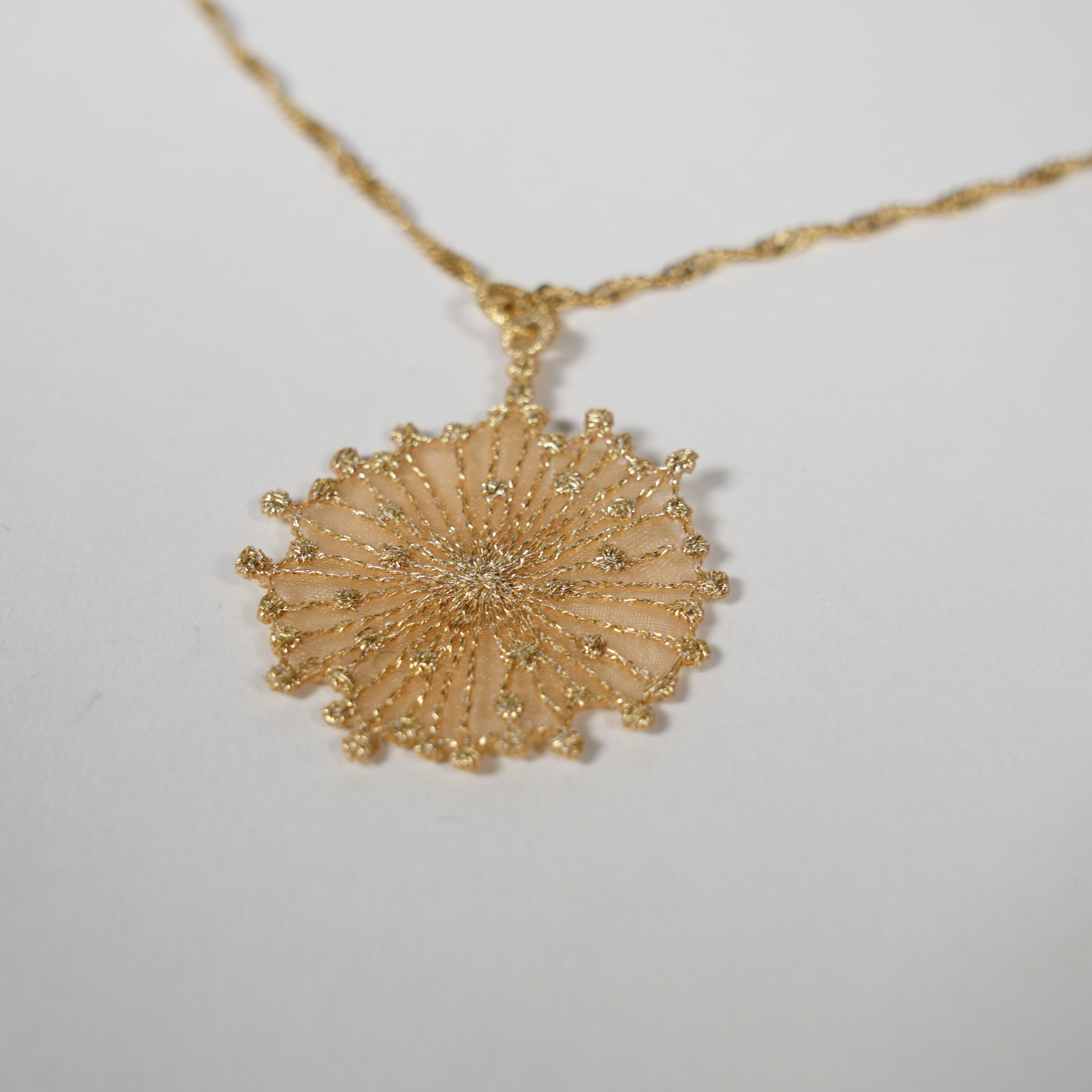 Collier de fil d'or / broderie / feu d'artifice