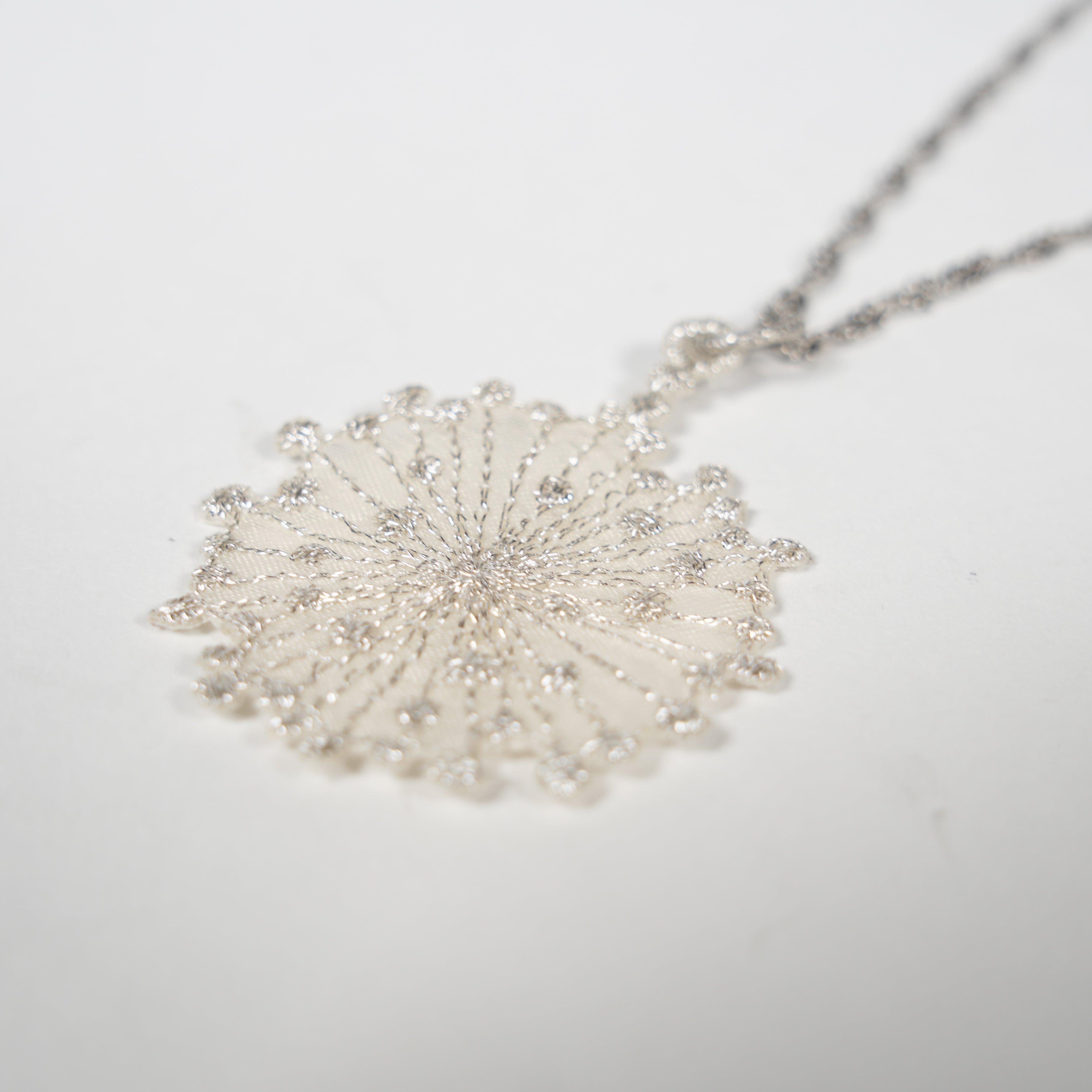 Collier de fil d'or / broderie / feu d'artifice