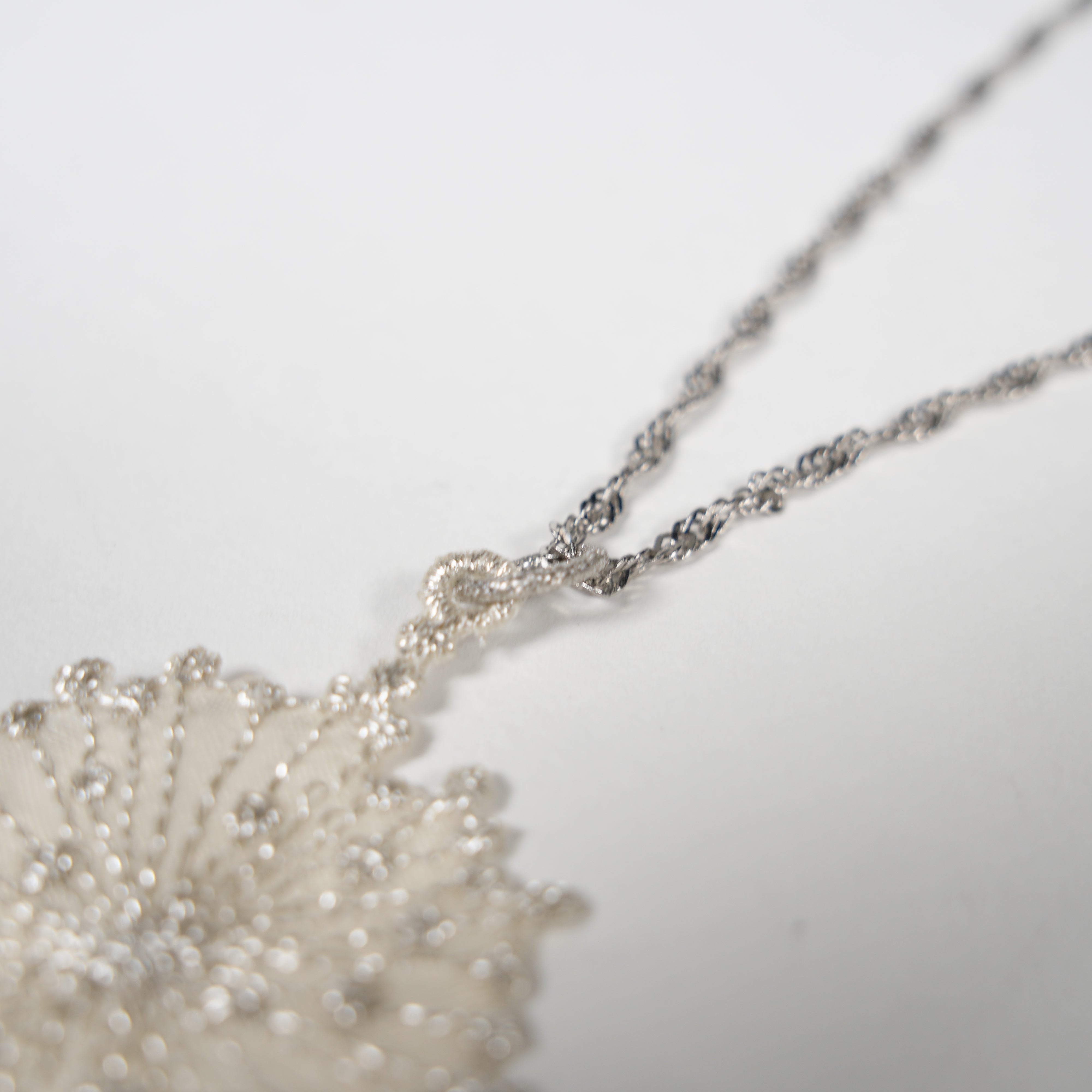 Collier de fil d'or / broderie / feu d'artifice