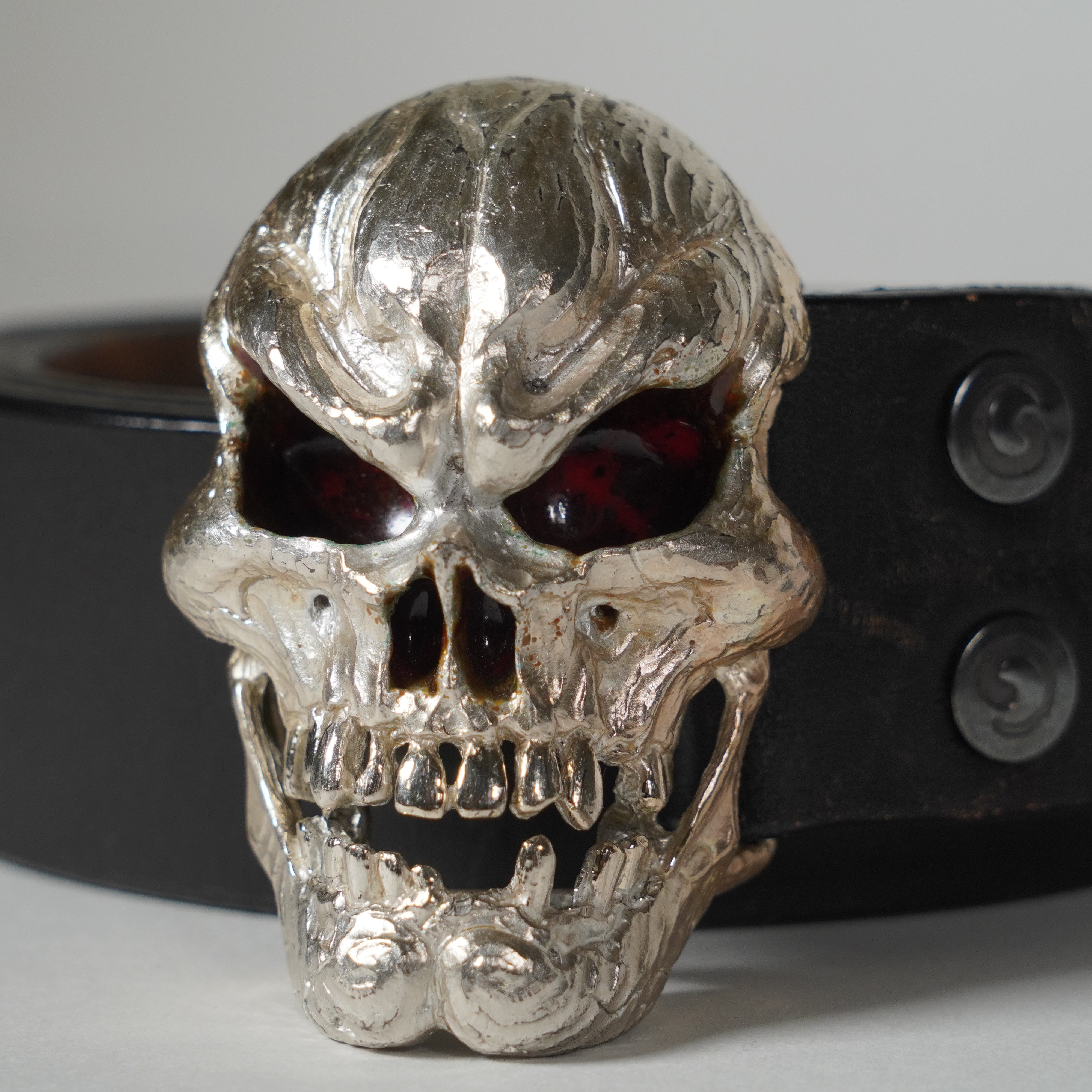 Fibbia in argento / cranio