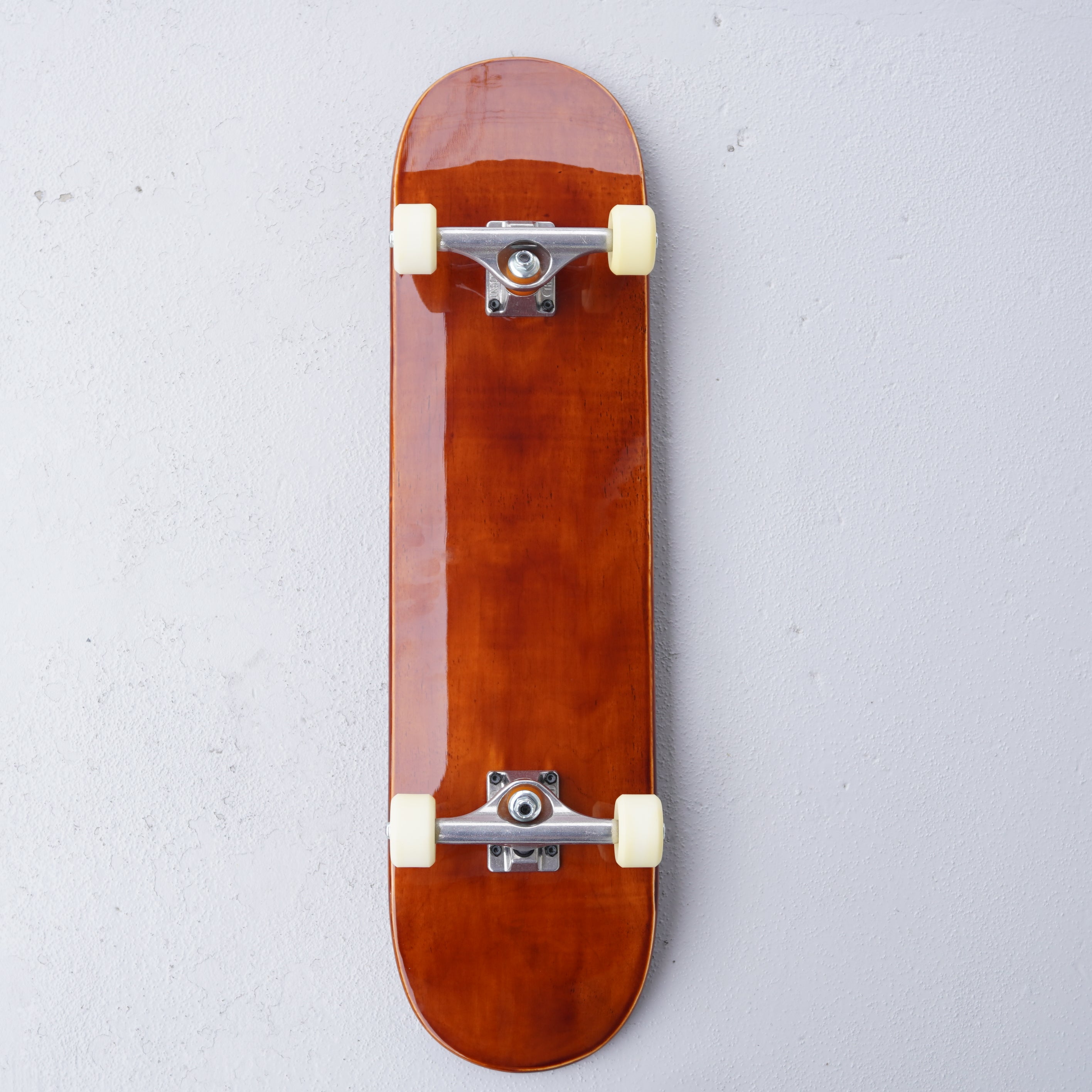 Planche à roulettes laquée