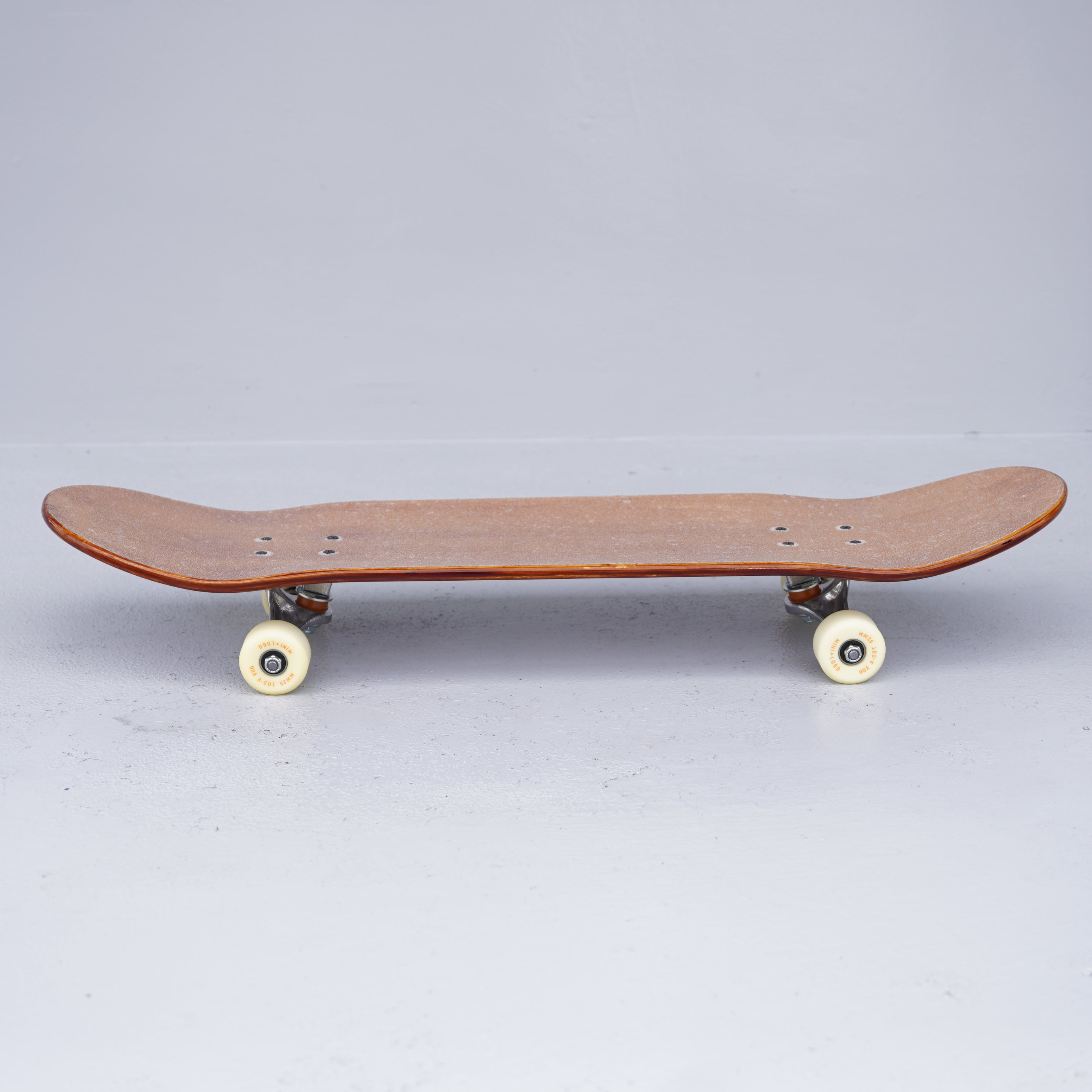 Planche à roulettes laquée