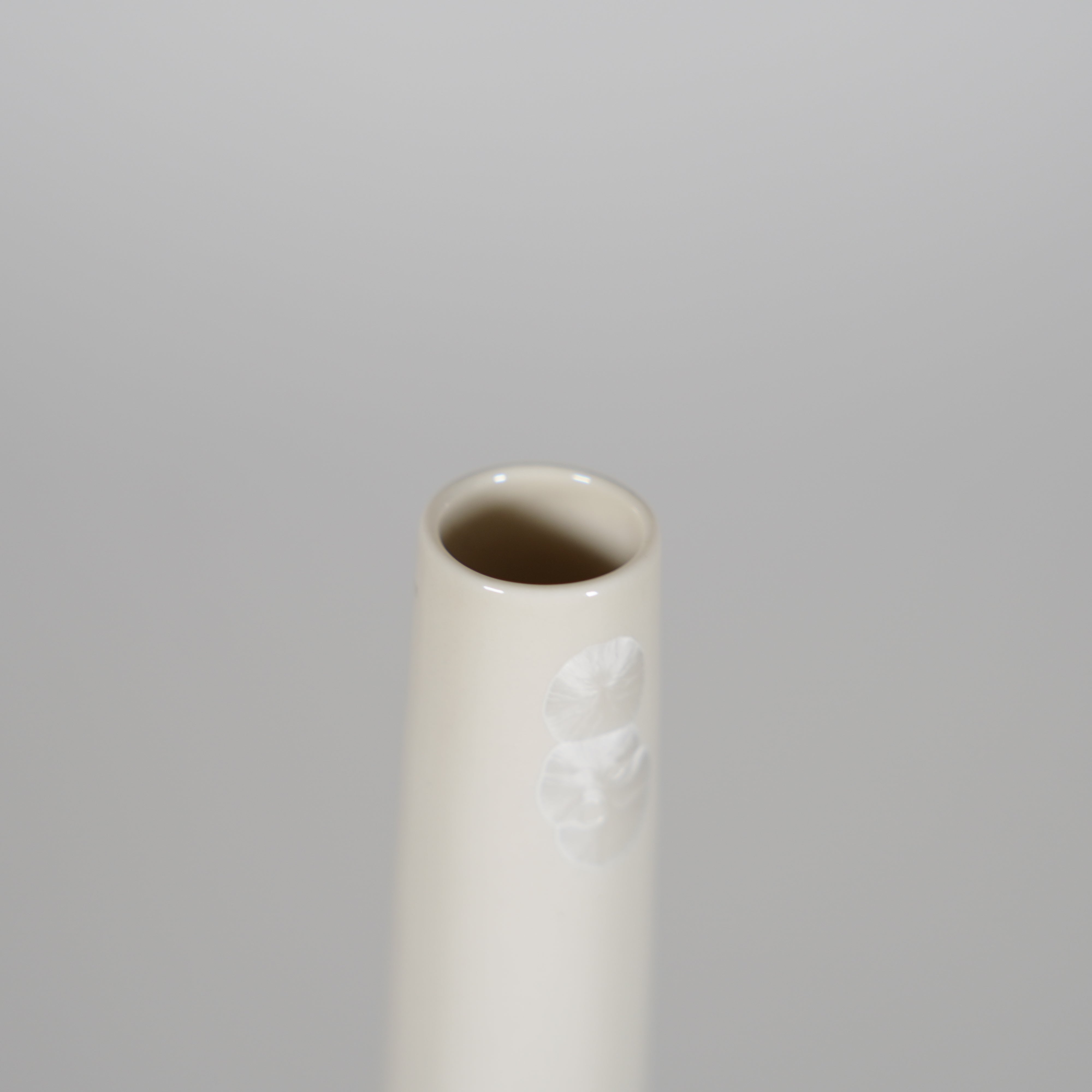Flower Vase / Goun Toen / White